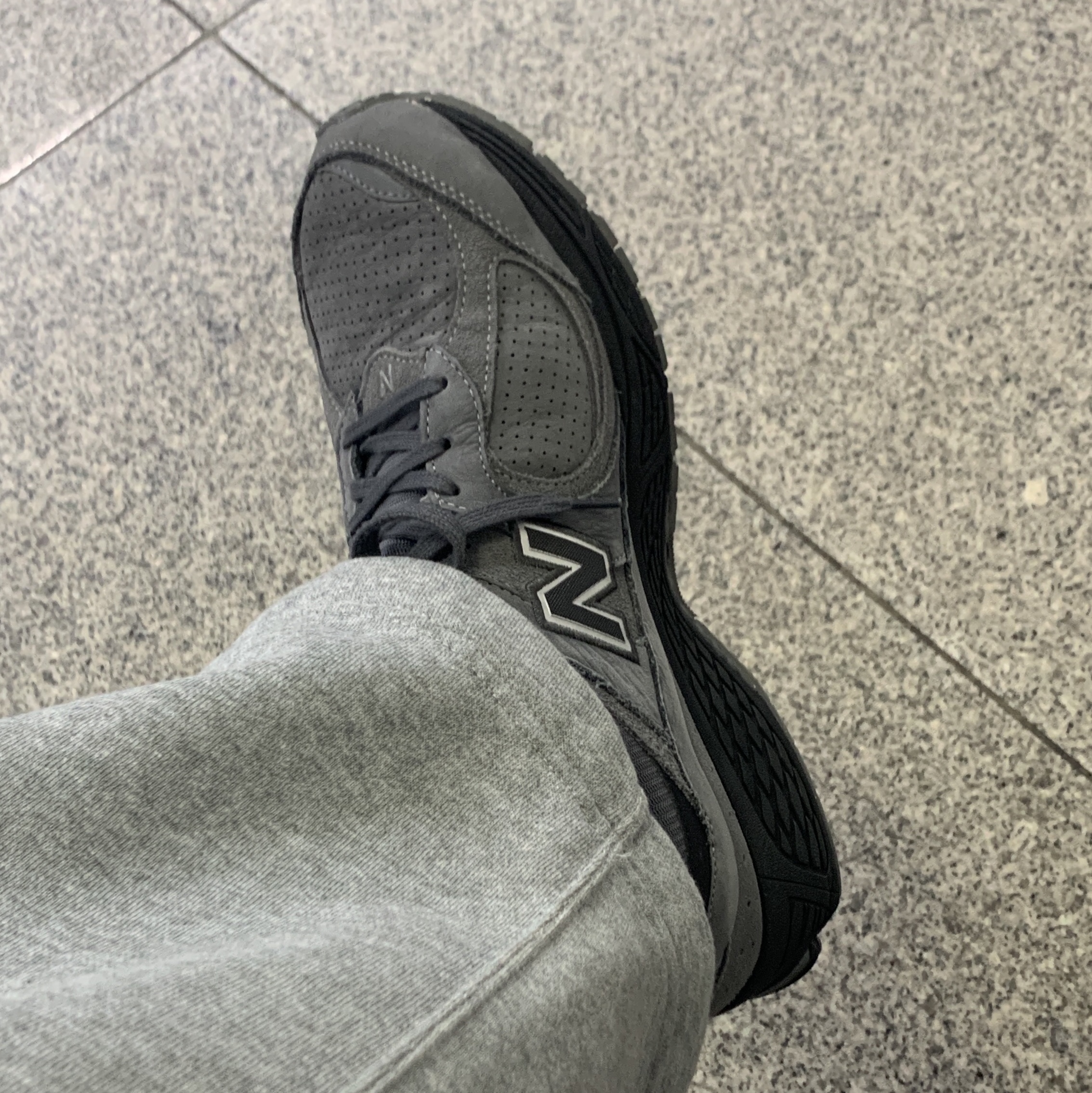New Balance 2002R Dark Grey 착용 스타일
