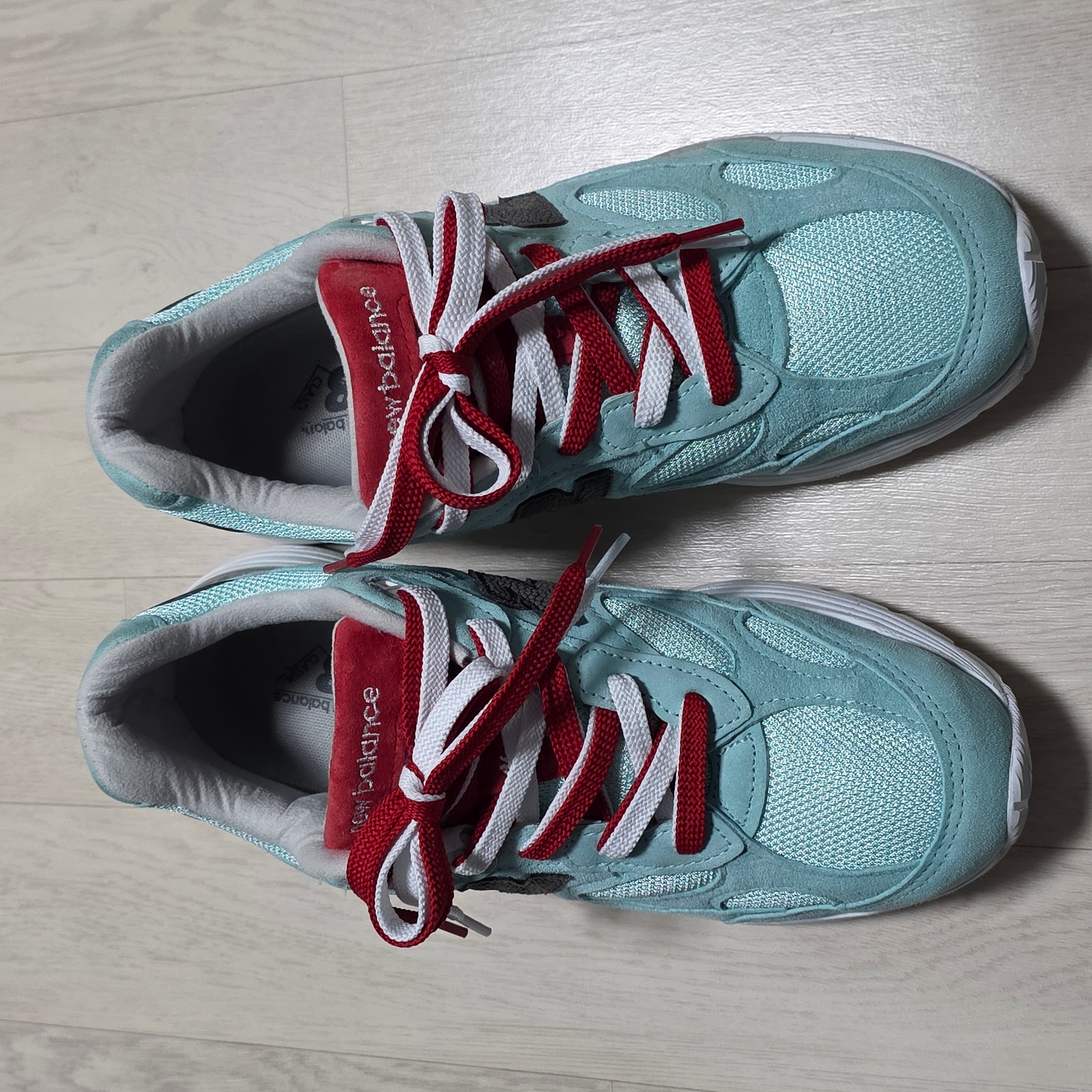 New Balance x Kith 992 Made in USA Kithmas Light Reef 착용 스타일 - 2