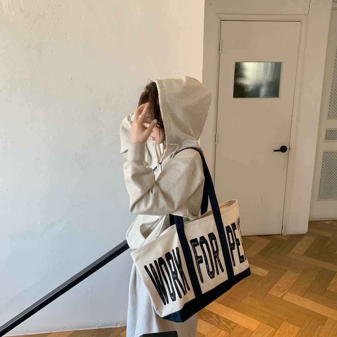 AMOU 3Spot Tote Bag 착용 스타일 - 1