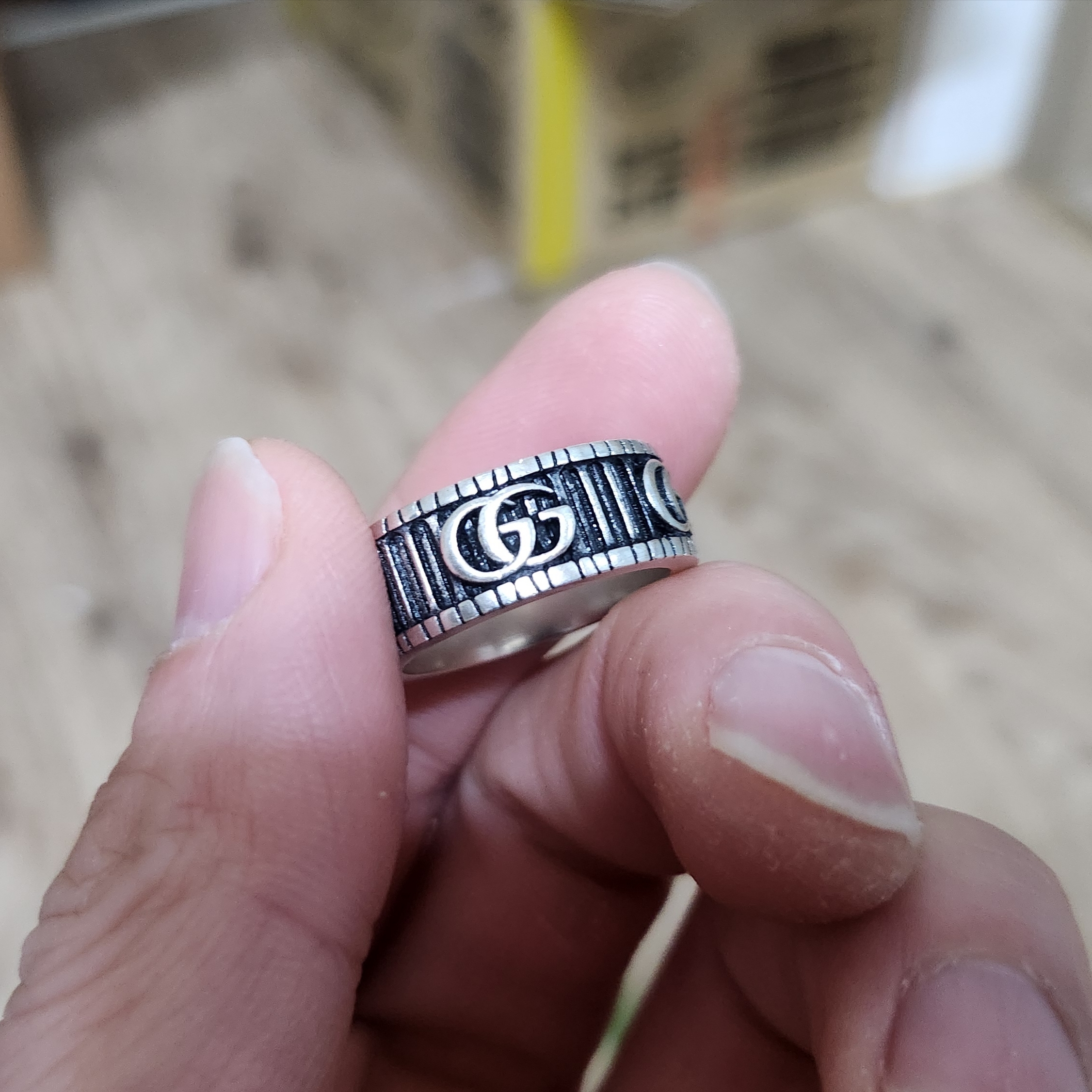 Gucci Ring with Double G Silver 착용 스타일 - 3