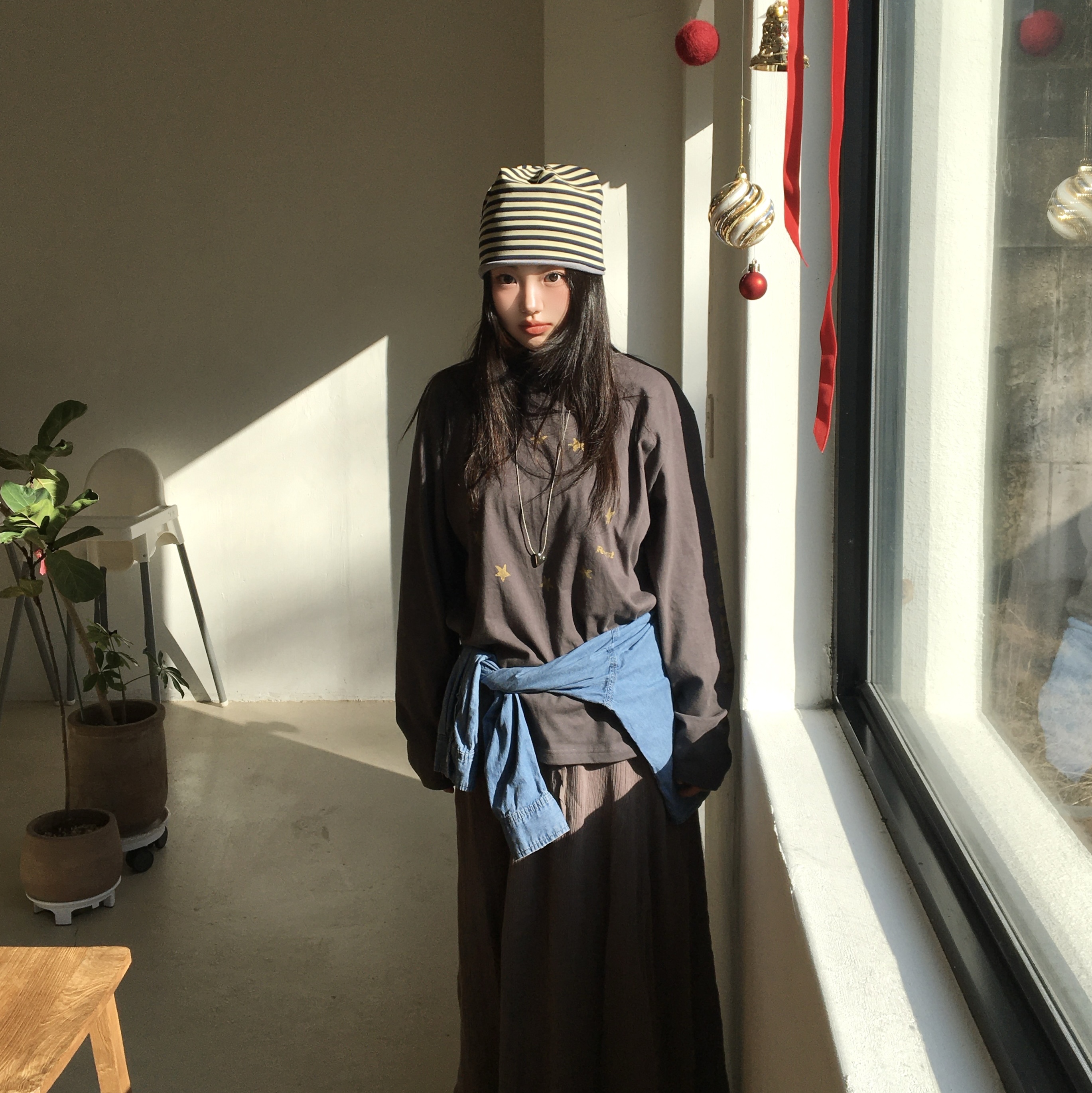 AMOU Reversible Stripe Beanie Gray, AMOU Star Circle Long Sleeve Charcoal 착용 스타일 - 5