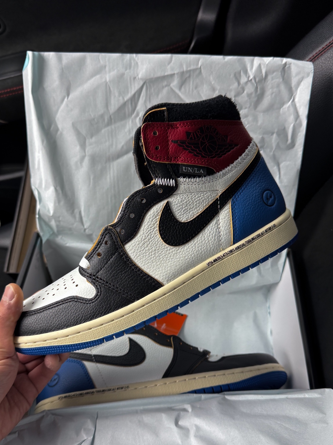 Jordan 1 x Fragment x Union LA Black and Varsity Red 착용 스타일 - 1