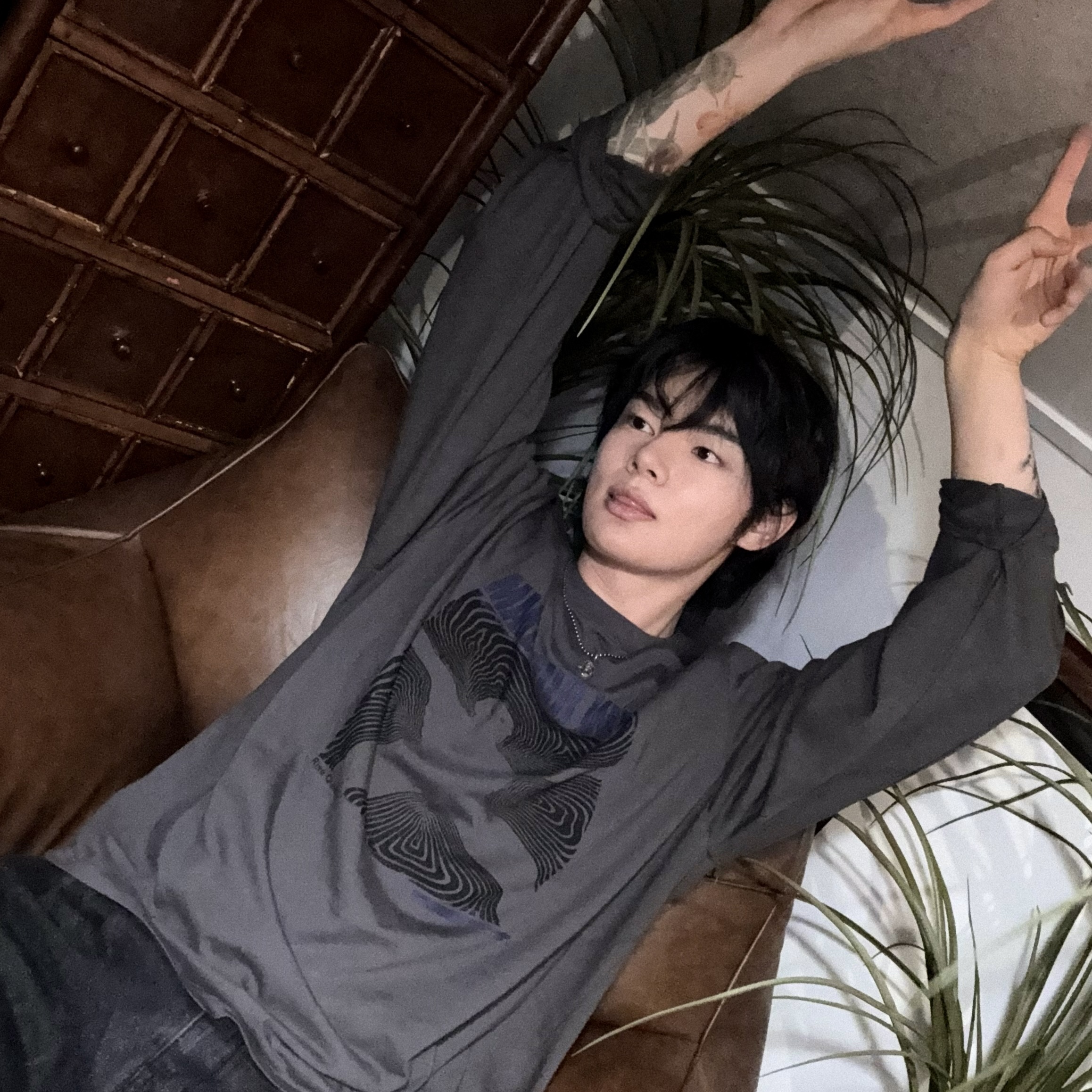 AMOU Wave Man Long Sleeve Charcoal, AMOU Wave Man Long Sleeve White 착용 스타일 - 1