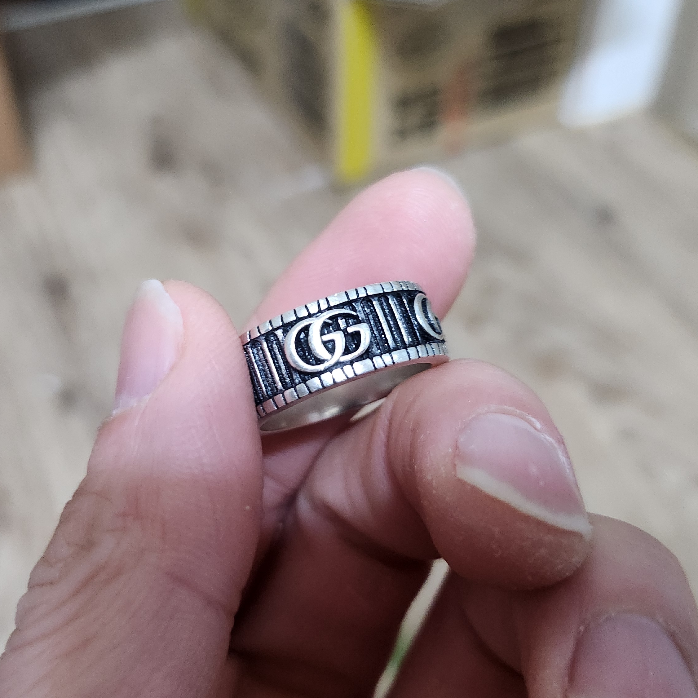 Gucci Ring with Double G Silver 착용 스타일 - 2