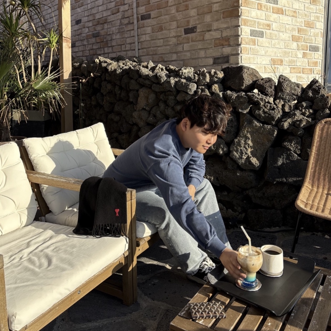 AMI de Coeur Oversize Muffler Black, New Balance 992 Made in USA Core Black 착용 스타일
