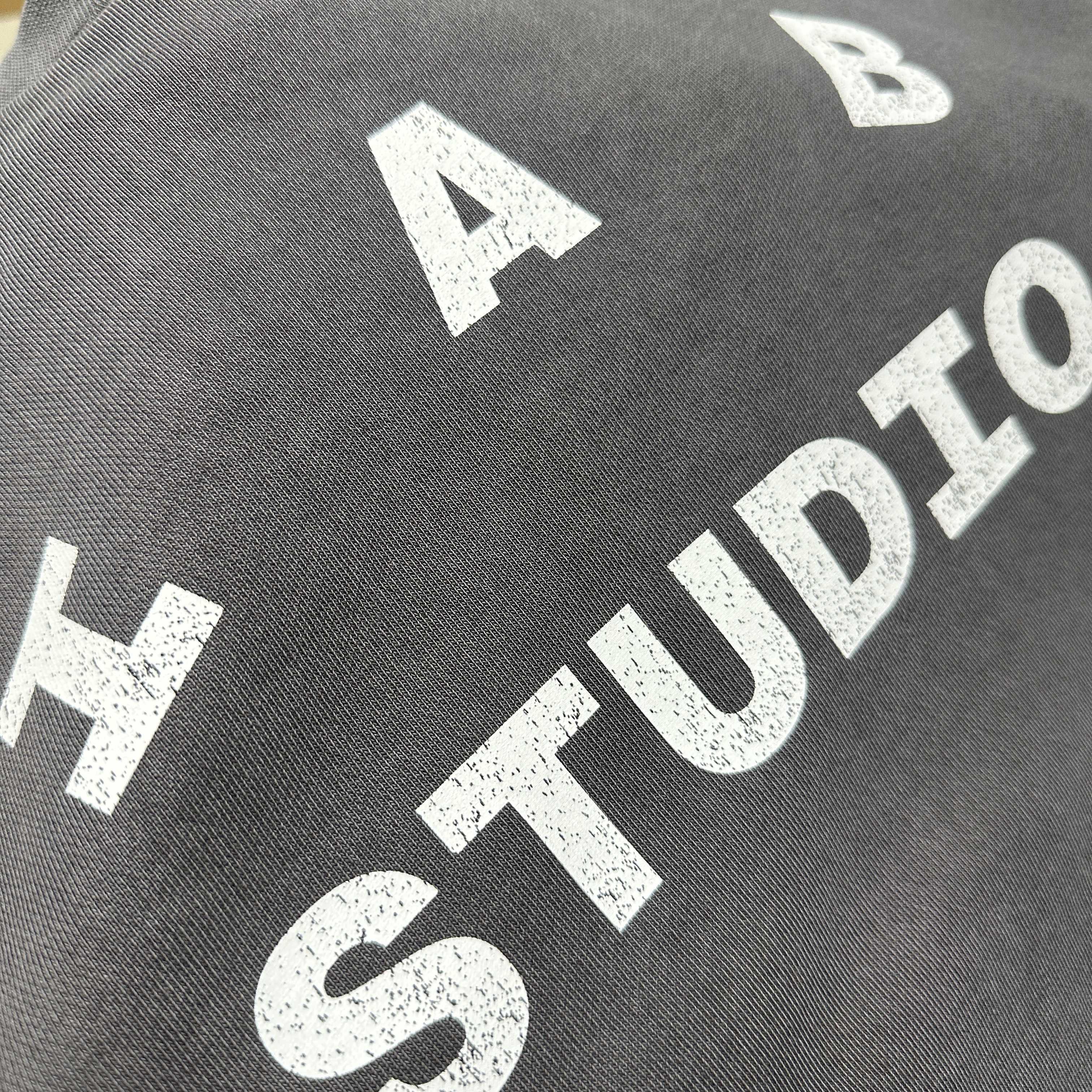 IAB Studio IAB Damaged Logo Sweatshirt Charcoal 착용 스타일 - 1