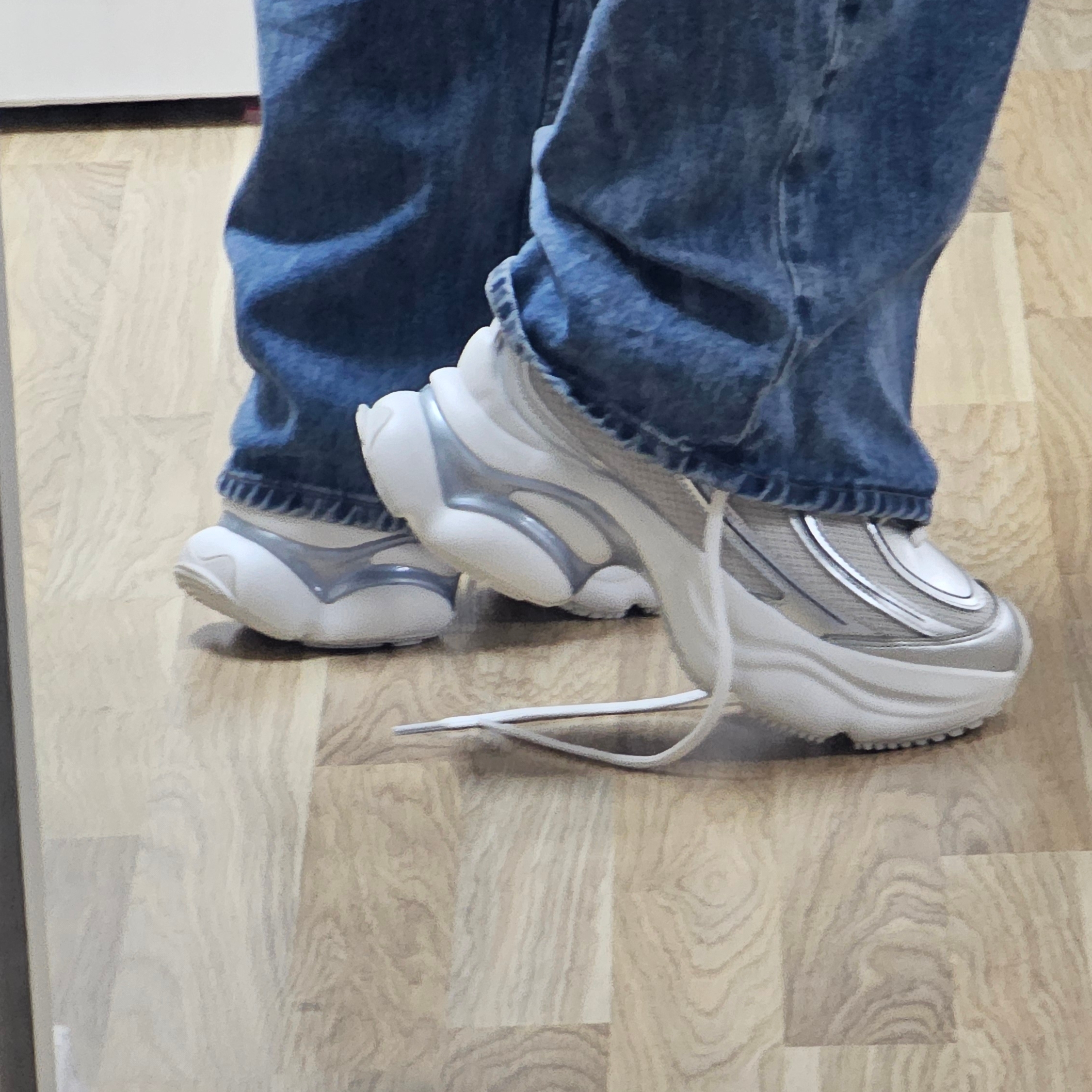 (W) Adidas Ozvenuz Silver Metallic Grey One 착용 스타일 - 4