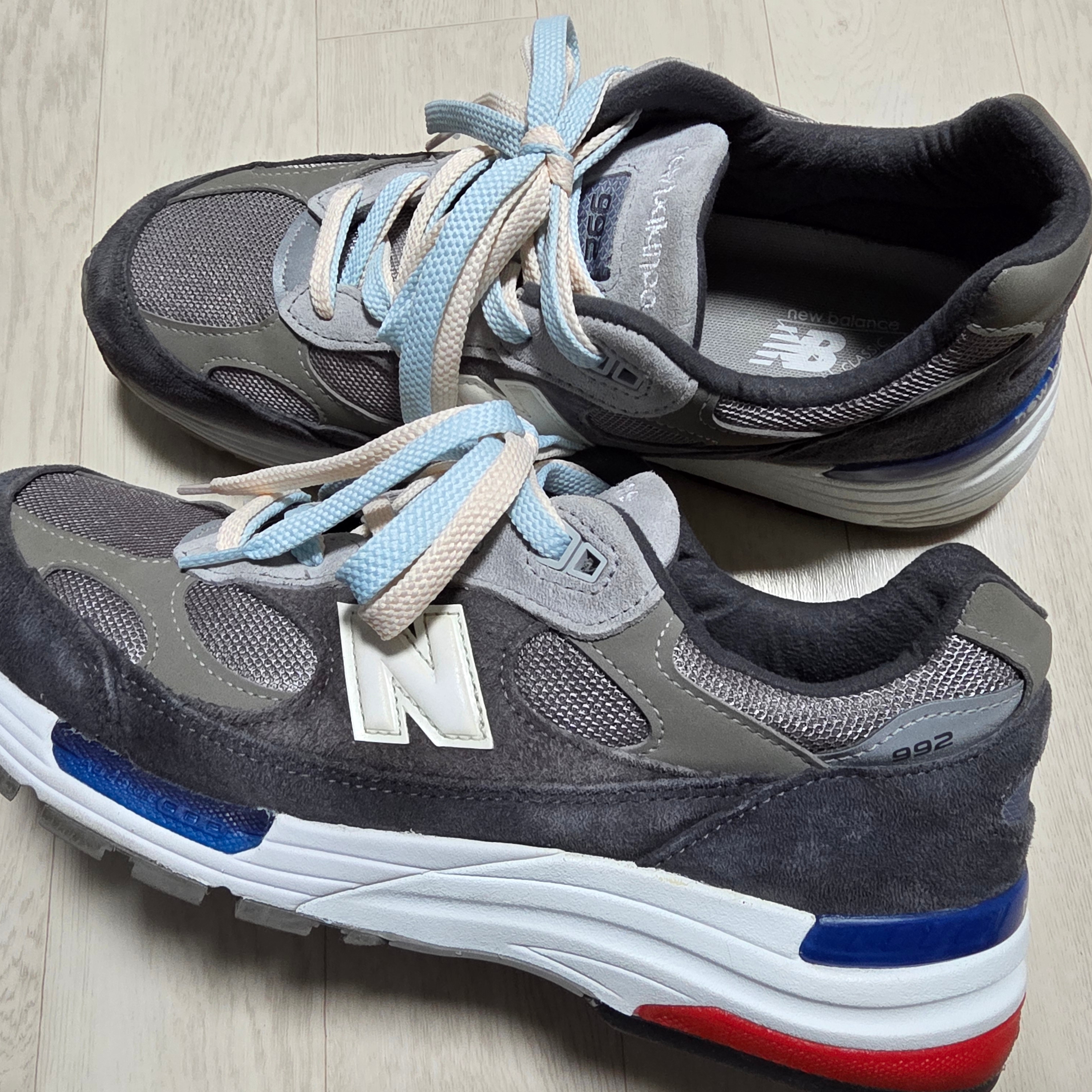 New Balance 992 Made in USA Grey Red Blue 착용 스타일 - 3