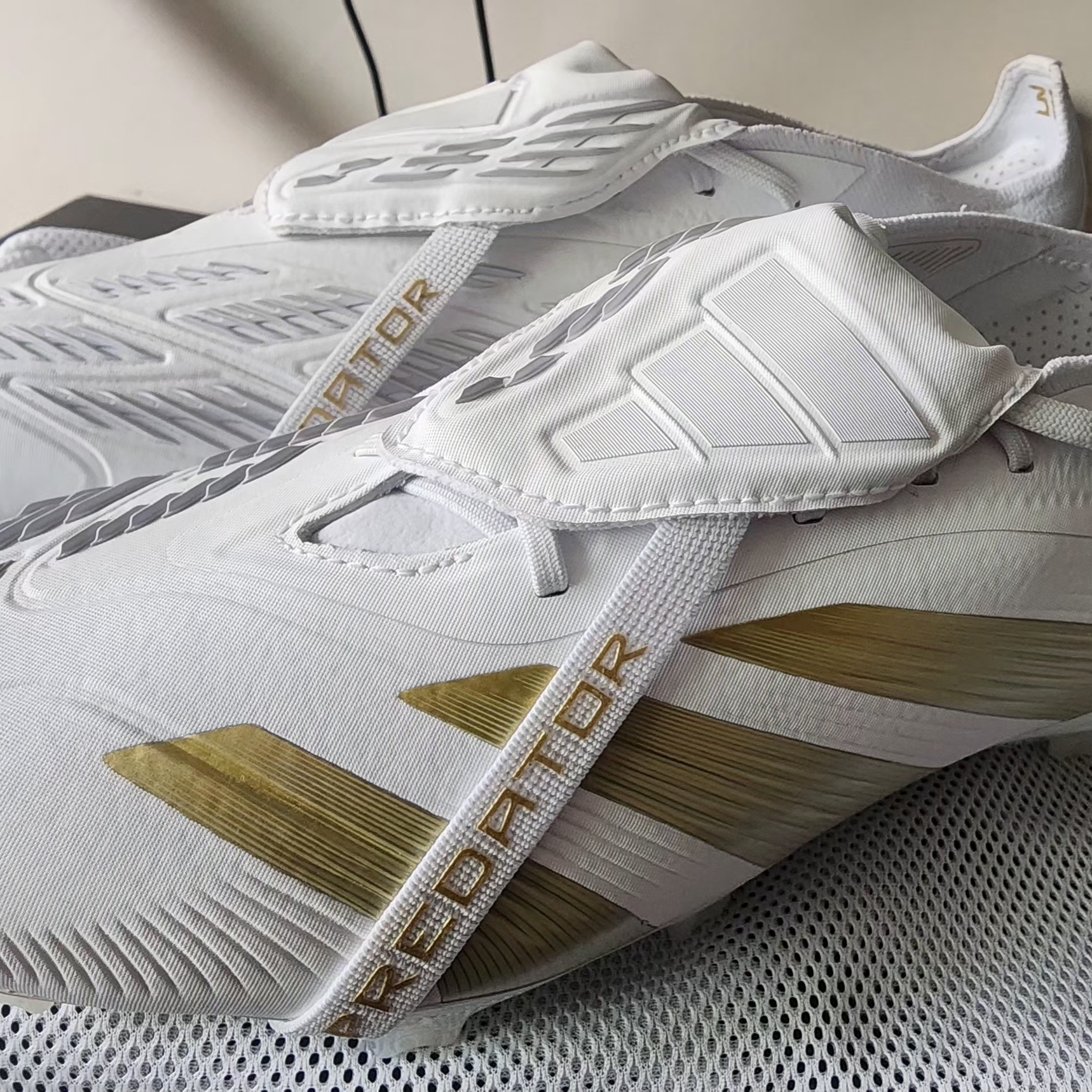 Adidas Predator Elite Foldover Tongue FG Cloud White Gold Metallic 착용 스타일 - 1