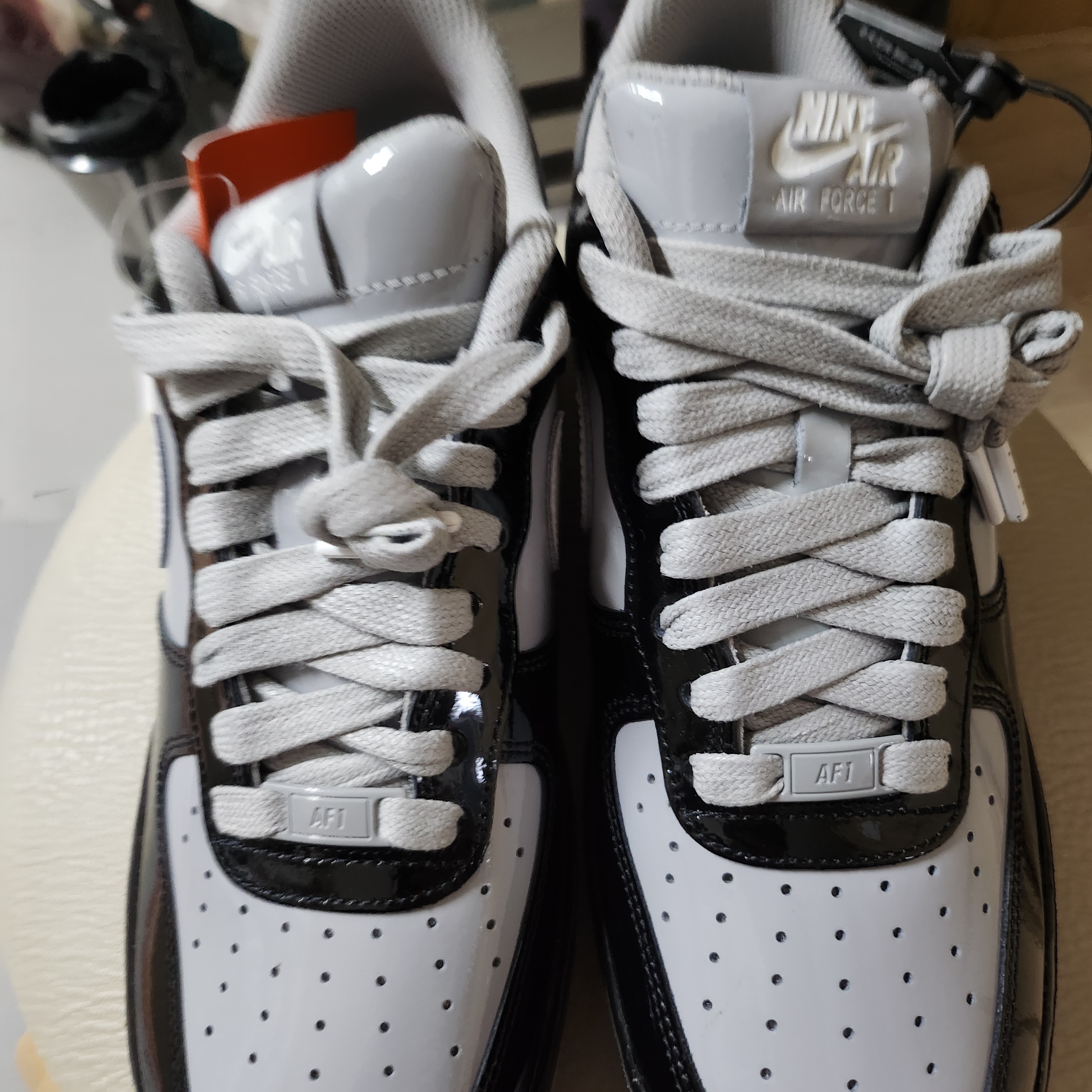Nike x Syna Air Force 1 '07 Black and Light Smoke Grey 착용 스타일 - 4
