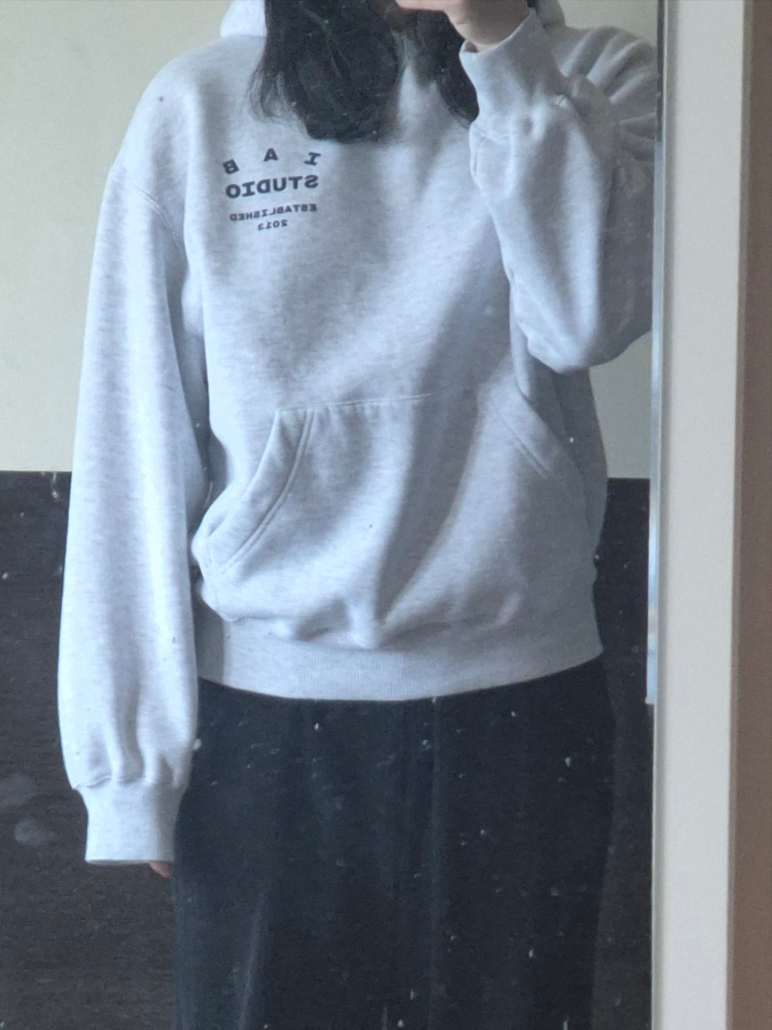 IAB Studio 25 Hoodie Light Gray Navy 착용 스타일 - 2