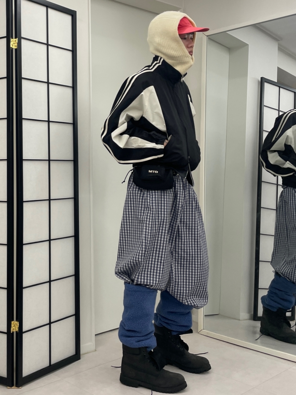 ROARINGRAD 26 Crop Track Jacket Black 착용 스타일 - 2
