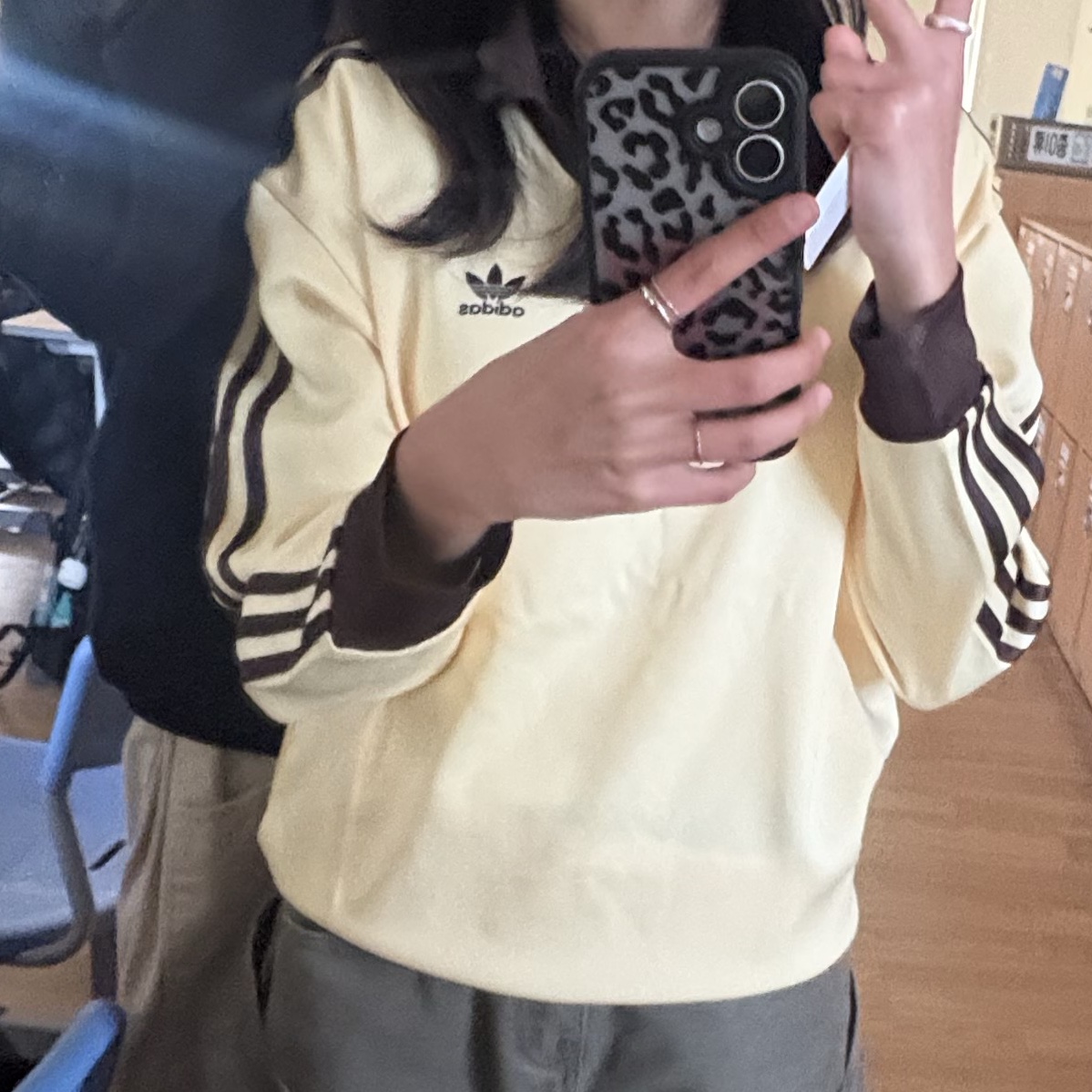 (W) Adidas 3-Stripes Satin Long Sleeve T-Shirt Almost Yellow - KR Sizing 착용 스타일