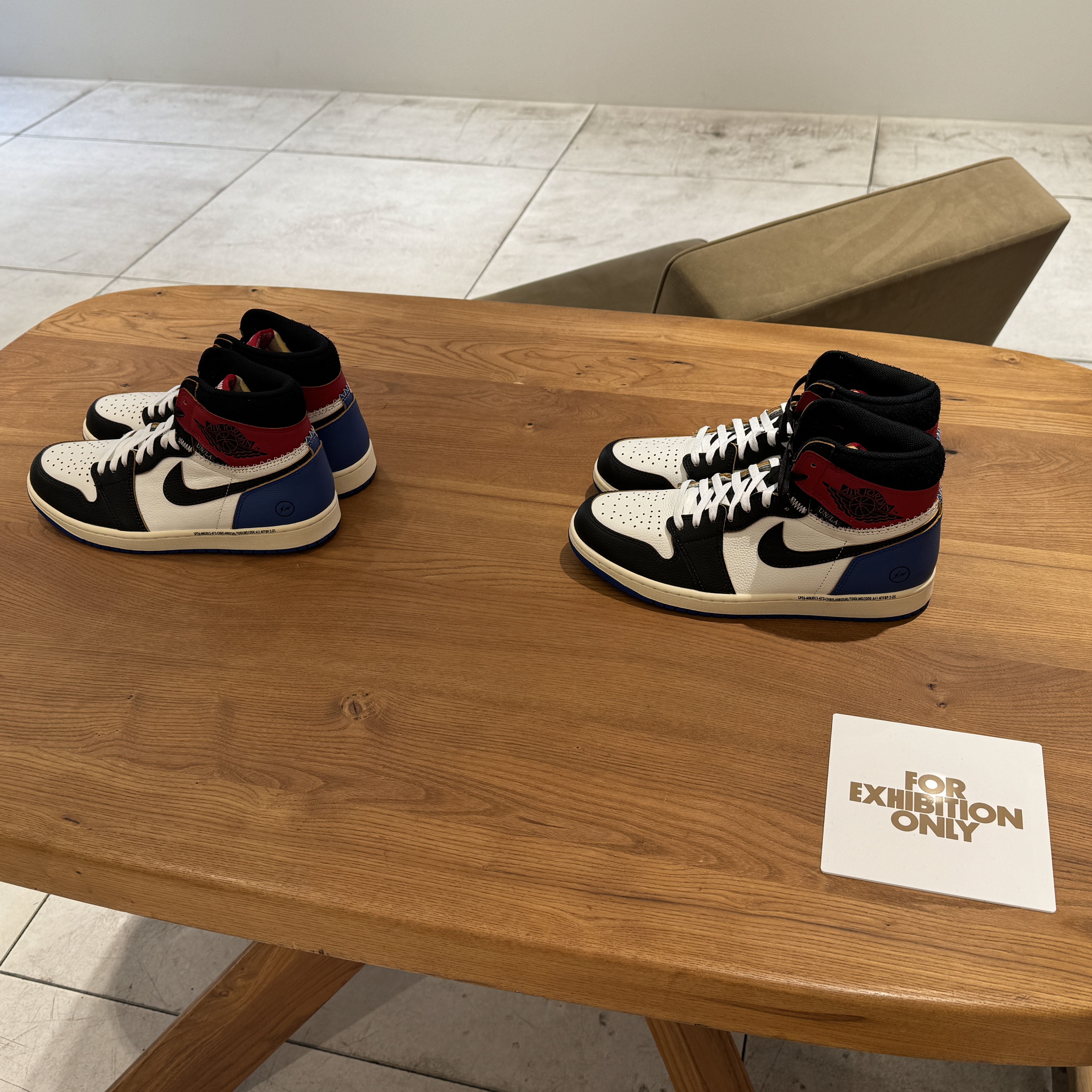 Jordan x Union x Fragment Thermal Pale Ivory Team Orange White Black (IM6558-110), Jordan 1 x Fragment x Union LA Black and Varsity Red 착용 스타일 - 2