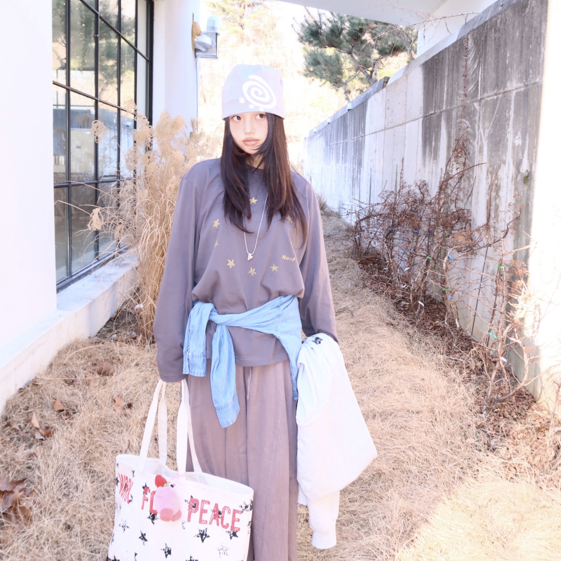 AMOU Reversible Stripe Beanie Gray, AMOU Star Circle Long Sleeve Charcoal 착용 스타일 - 2