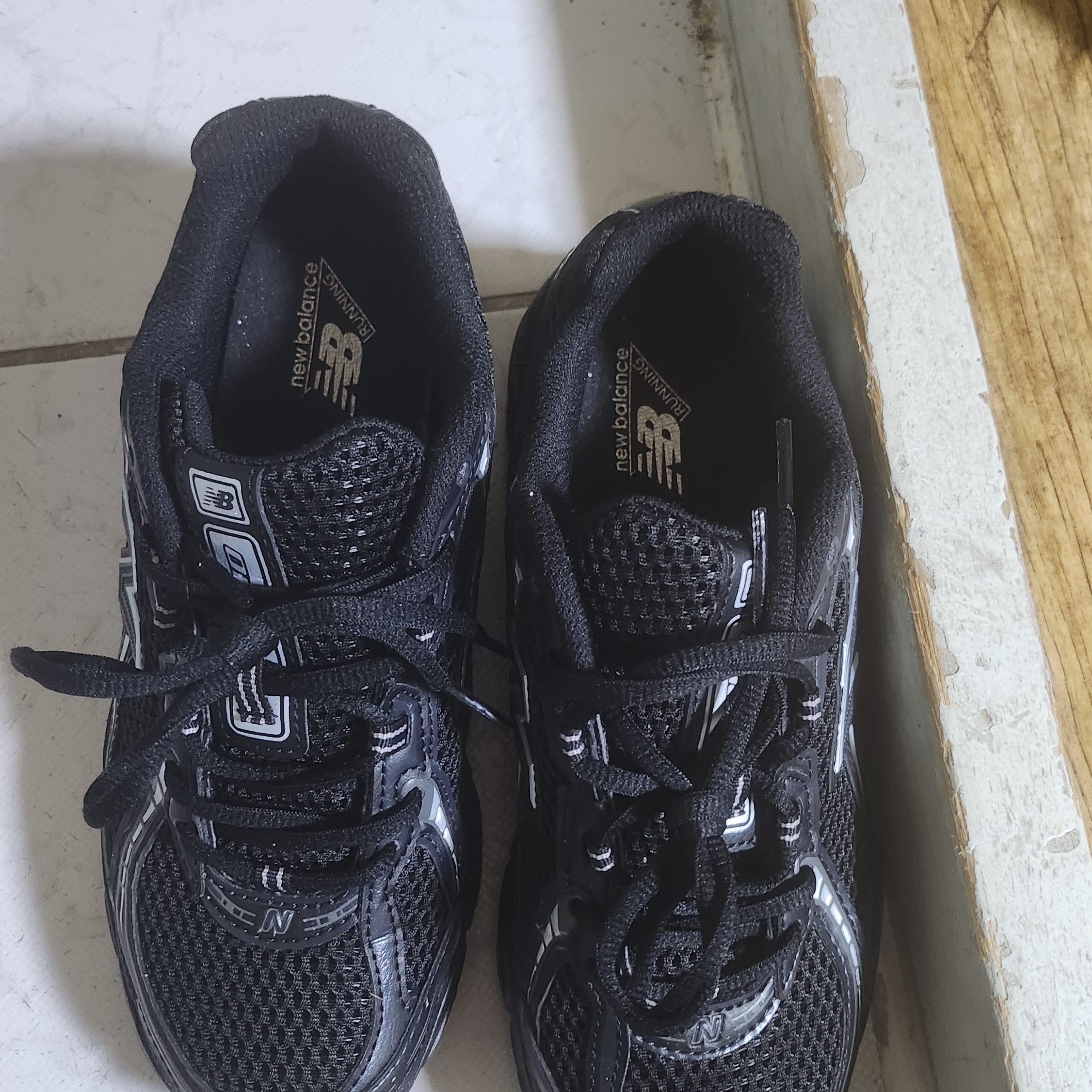 New Balance 740v2 Black Silver Metallic 착용 스타일