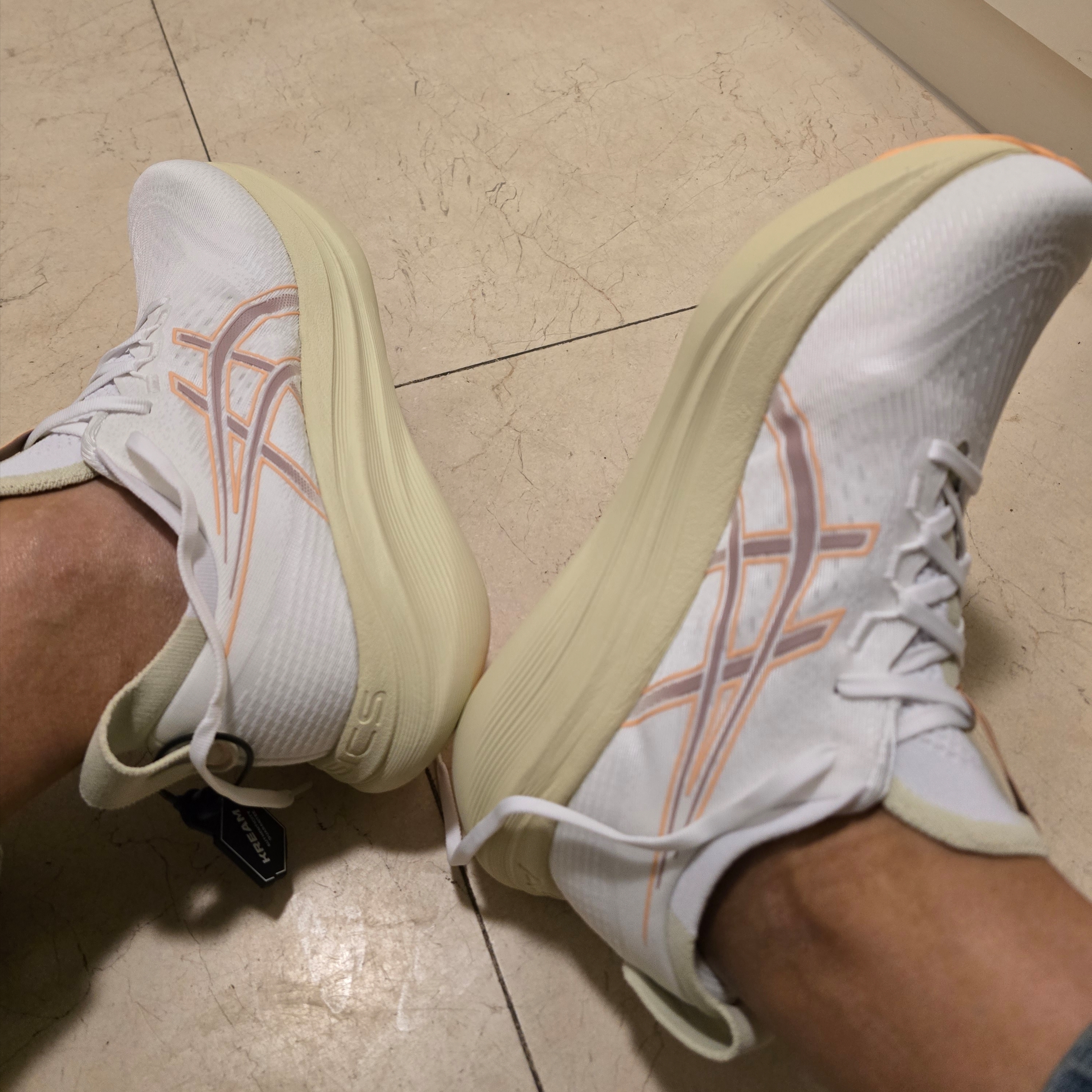 Asics Gel-Nimbus 27 White Fawn - 4E Extra Wide 착용 스타일 - 1
