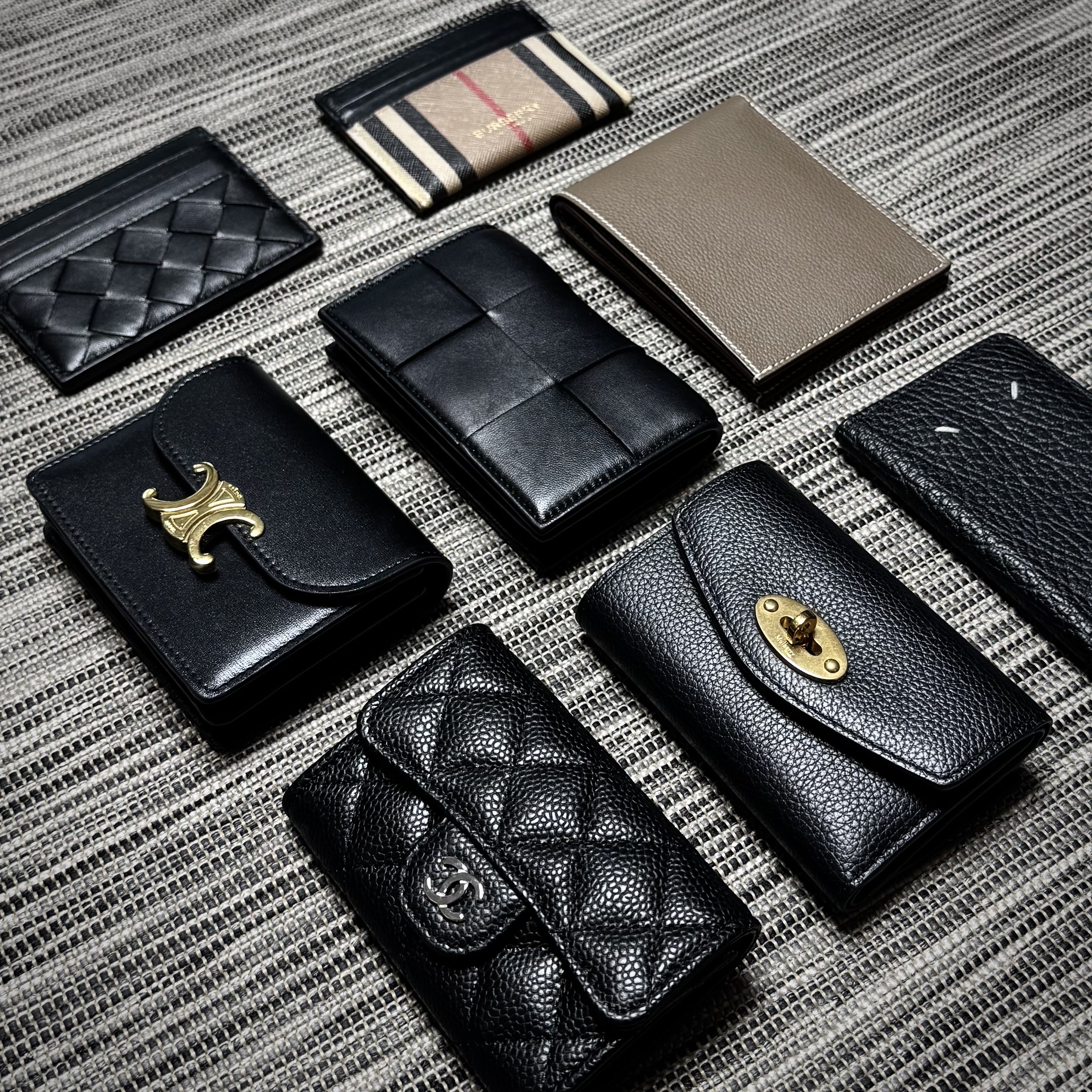 Chanel Classic Card Holder Grained Calfskin & Silver Black, Hermes Citizen Twill Compact Wallet Evercolor & Etoupe Bleu De France Bleu Saphir 착용 스타일