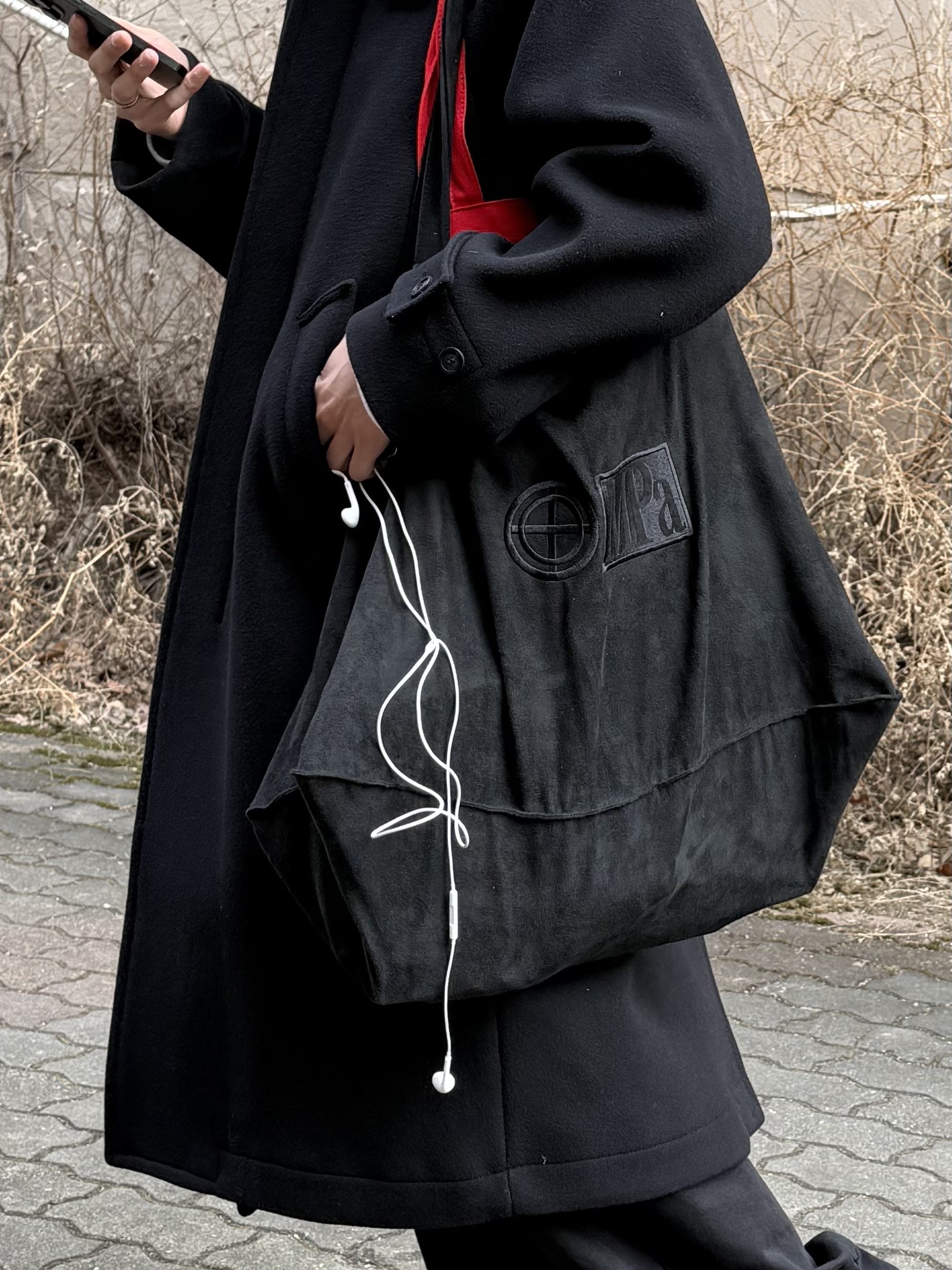 Berlin Photobook Distribution 002 Bag Red, Kikozy A House Cap Black 착용 스타일 - 2
