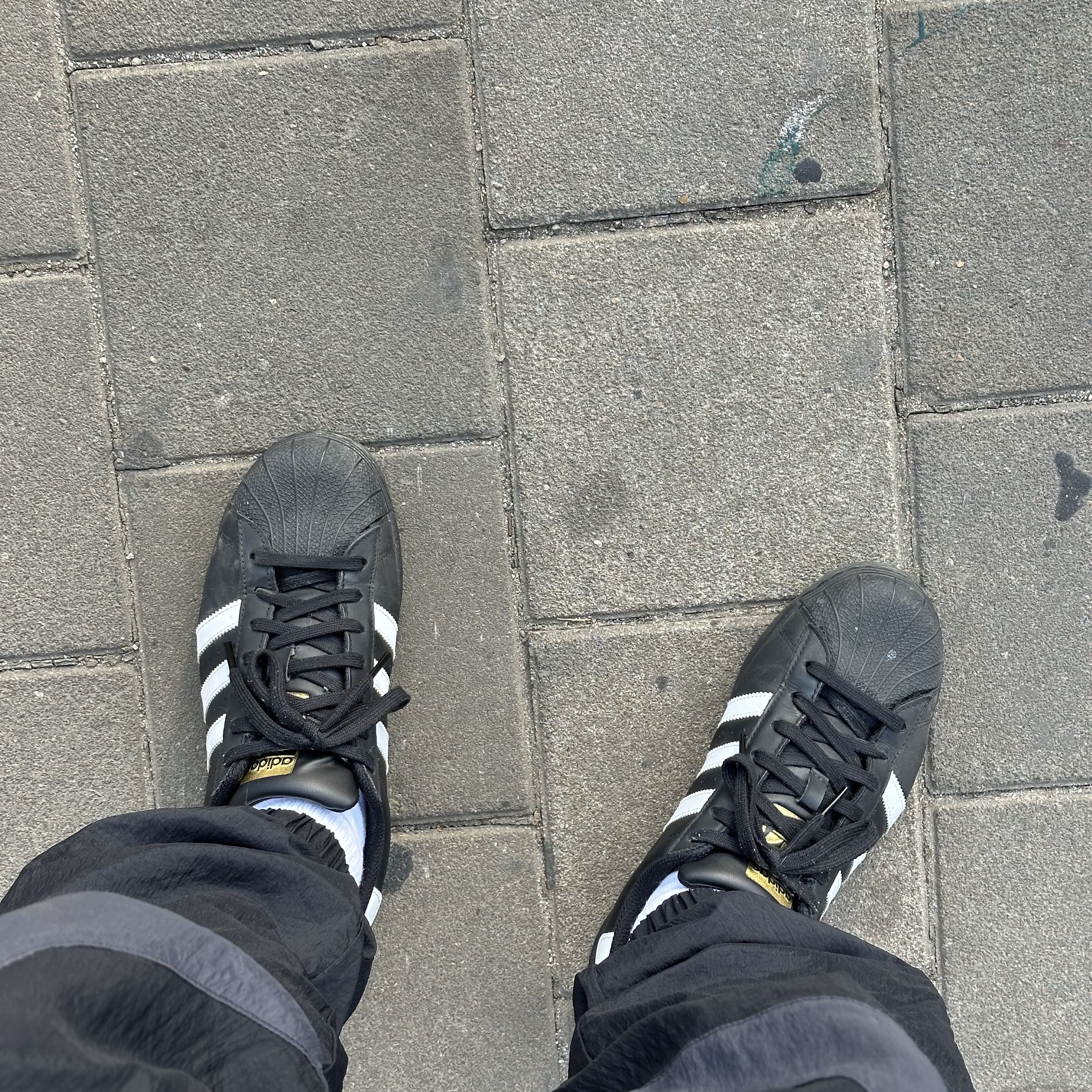 Adidas Superstar Core Black White 착용 스타일