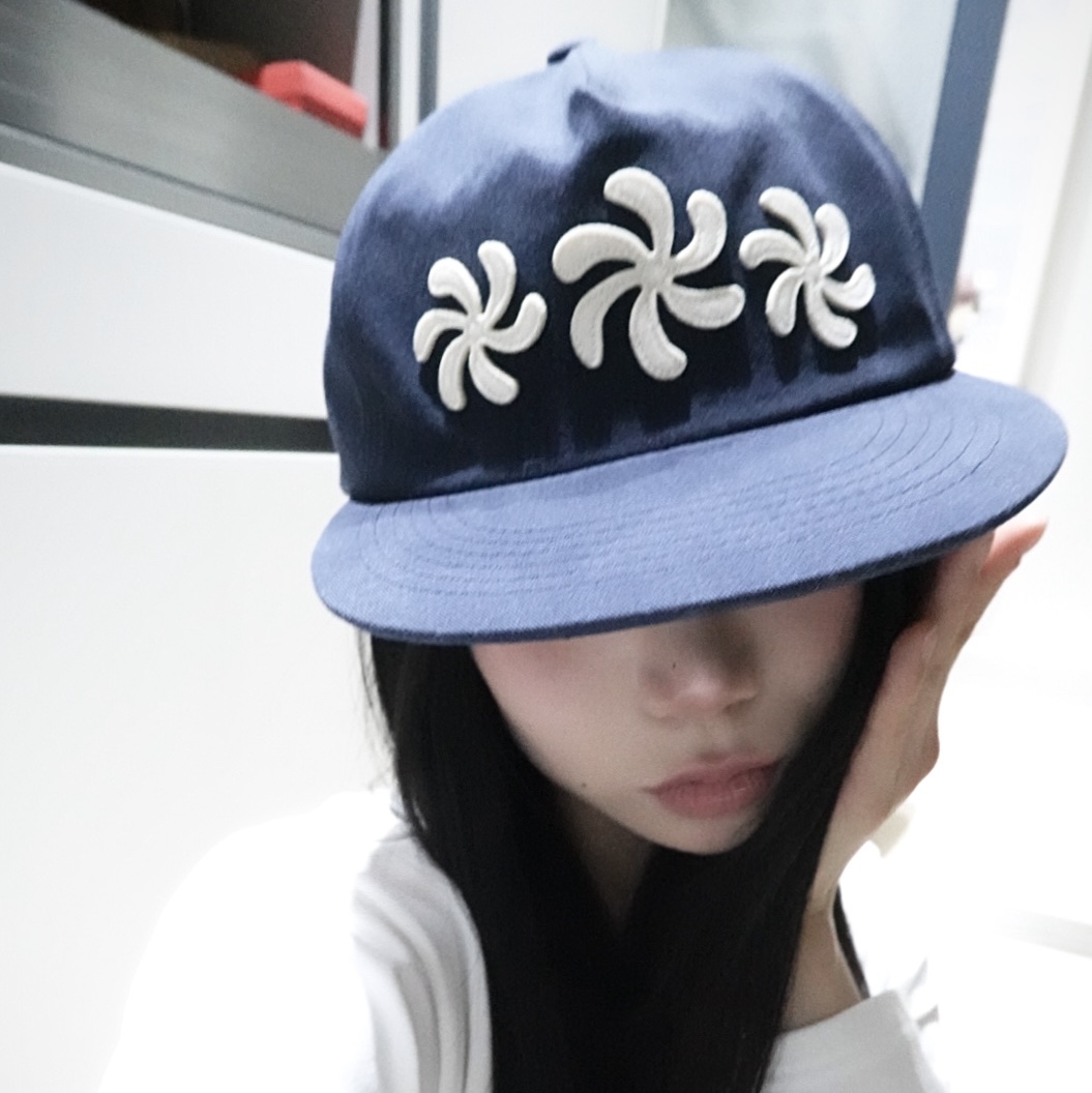 AMOU Spiral 5Pannel Cap Brown, AMOU Spiral 5Pannel Cap Black 착용 스타일 - 1