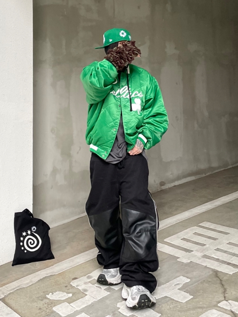 ROARINGRAD Carbon-Coated Side-Zip Pants Black 착용 스타일 - 1