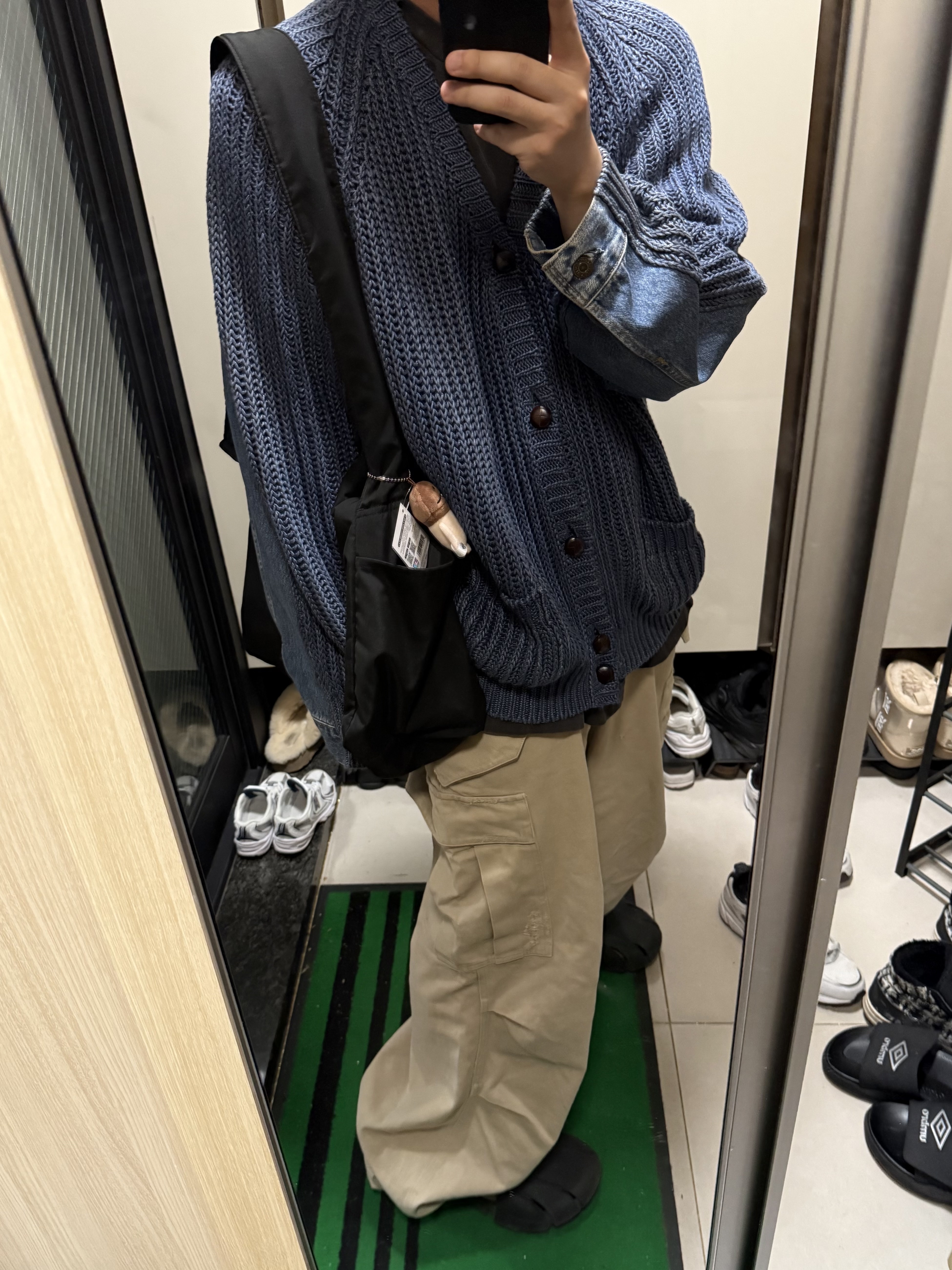Balenciaga Rubber Mold Closed Black, CDG '84-85 Staff Blouson Black 착용 스타일 - 1