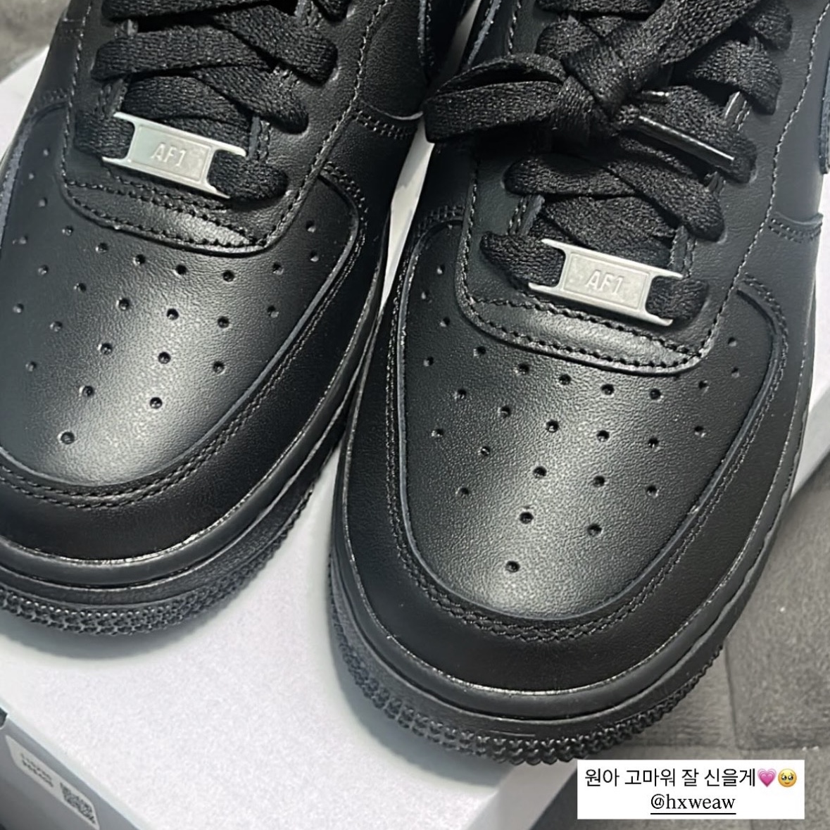 (W) Nike Air Force 1 '07 Low Triple Black 착용 스타일