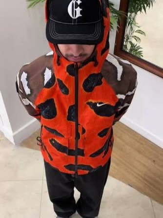 Nike x Drake Nocta Opal Deep Cover Gore-Tex Jacket Safety Orange (FZ3253-819) 착용 스타일