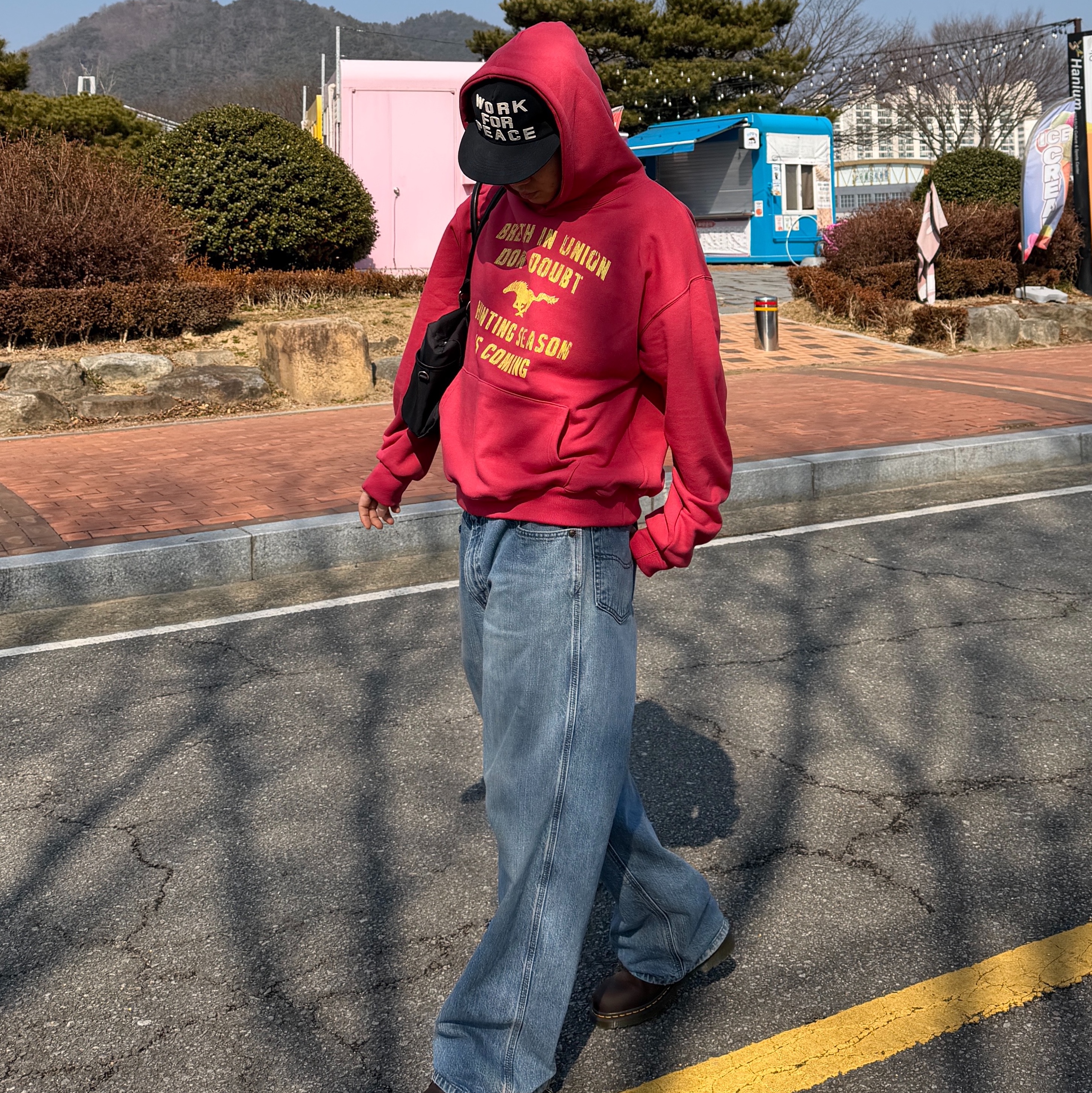 AMOU Vintage Horse Hoodie Coral Red, AMOU Vintage Horse Hoodie Black 착용 스타일 - 4