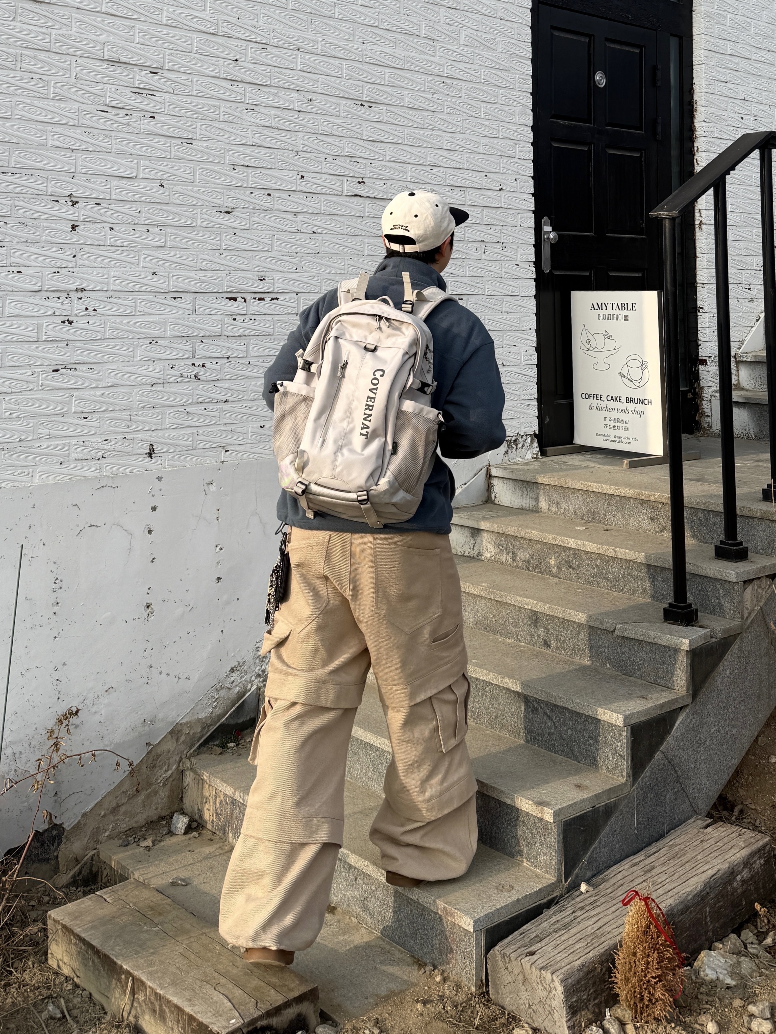 Kamien Titan Baggy Pants Beige, Covernat Nova Backpack Beige 착용 스타일 - 1
