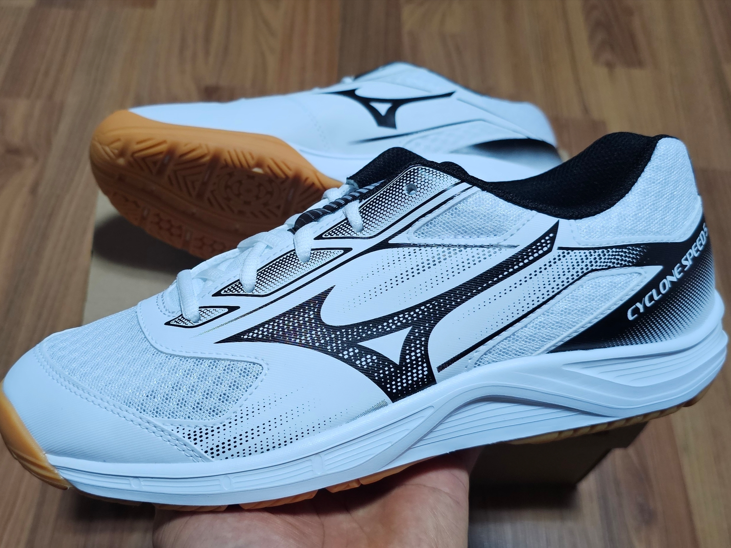 Mizuno Cyclone Speed 4 Black White 착용 스타일