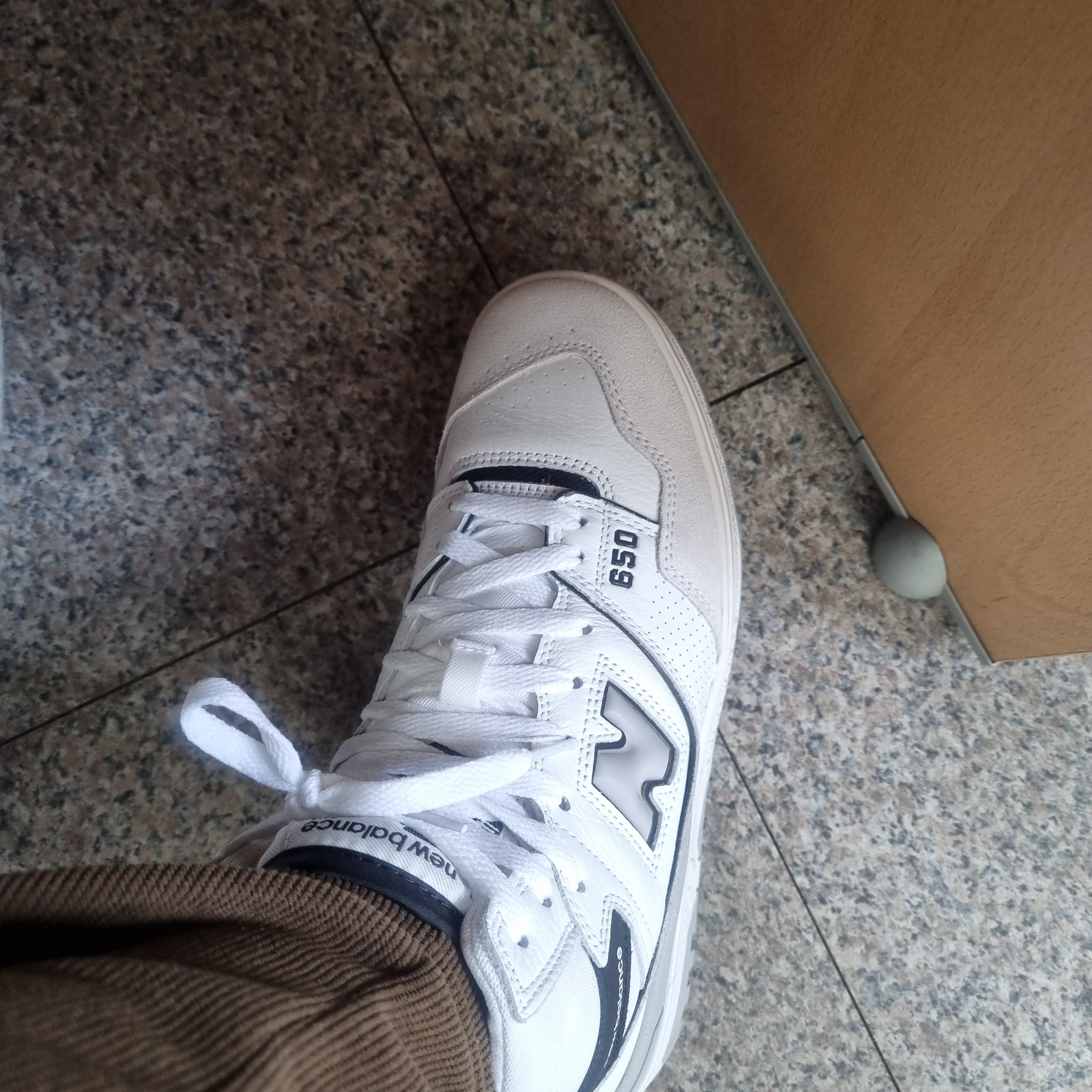 New Balance 650R White Black Angora 착용 스타일 - 2