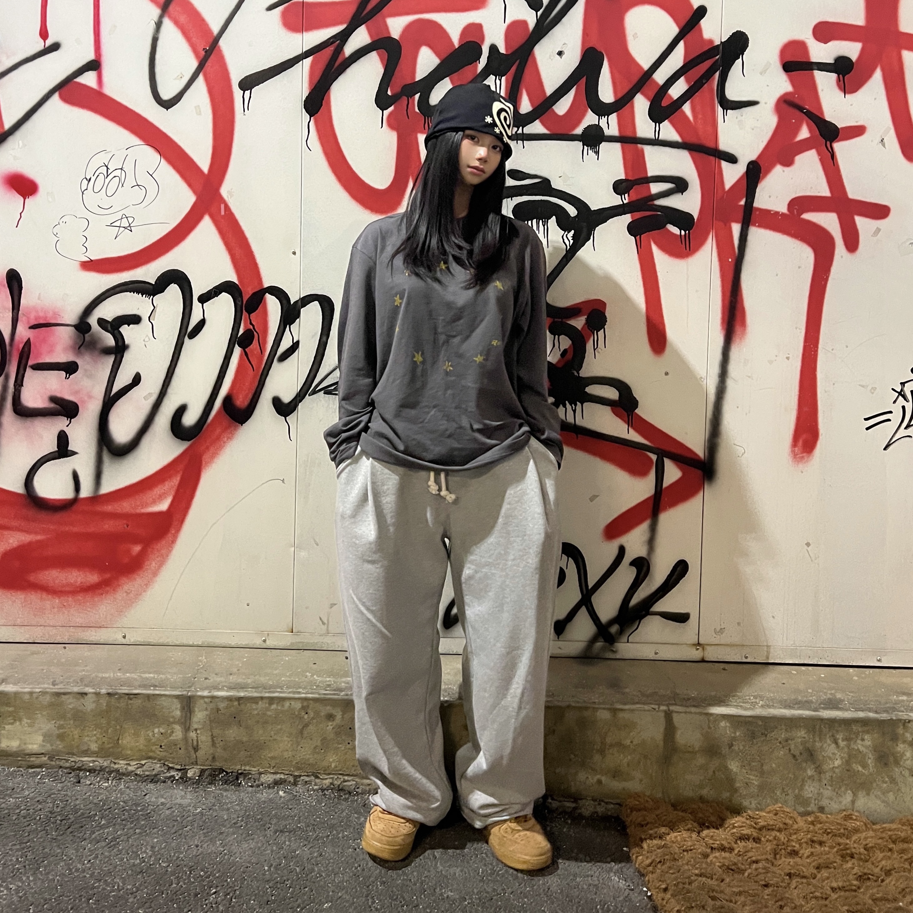 AMOU Spiral One Tuck Pants Gray, AMOU Spiral One Tuck Pants Black 착용 스타일 - 3