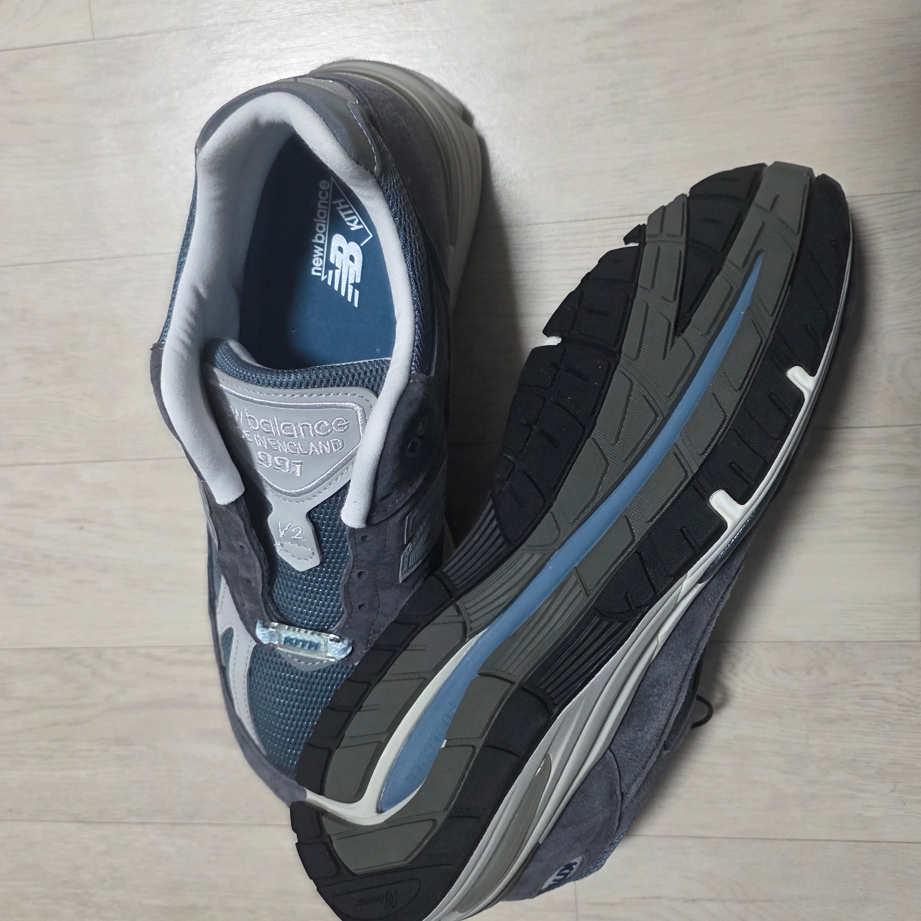 New Balance x Kith 991v2 Made in UK Steel Blue Grey 착용 스타일 - 5