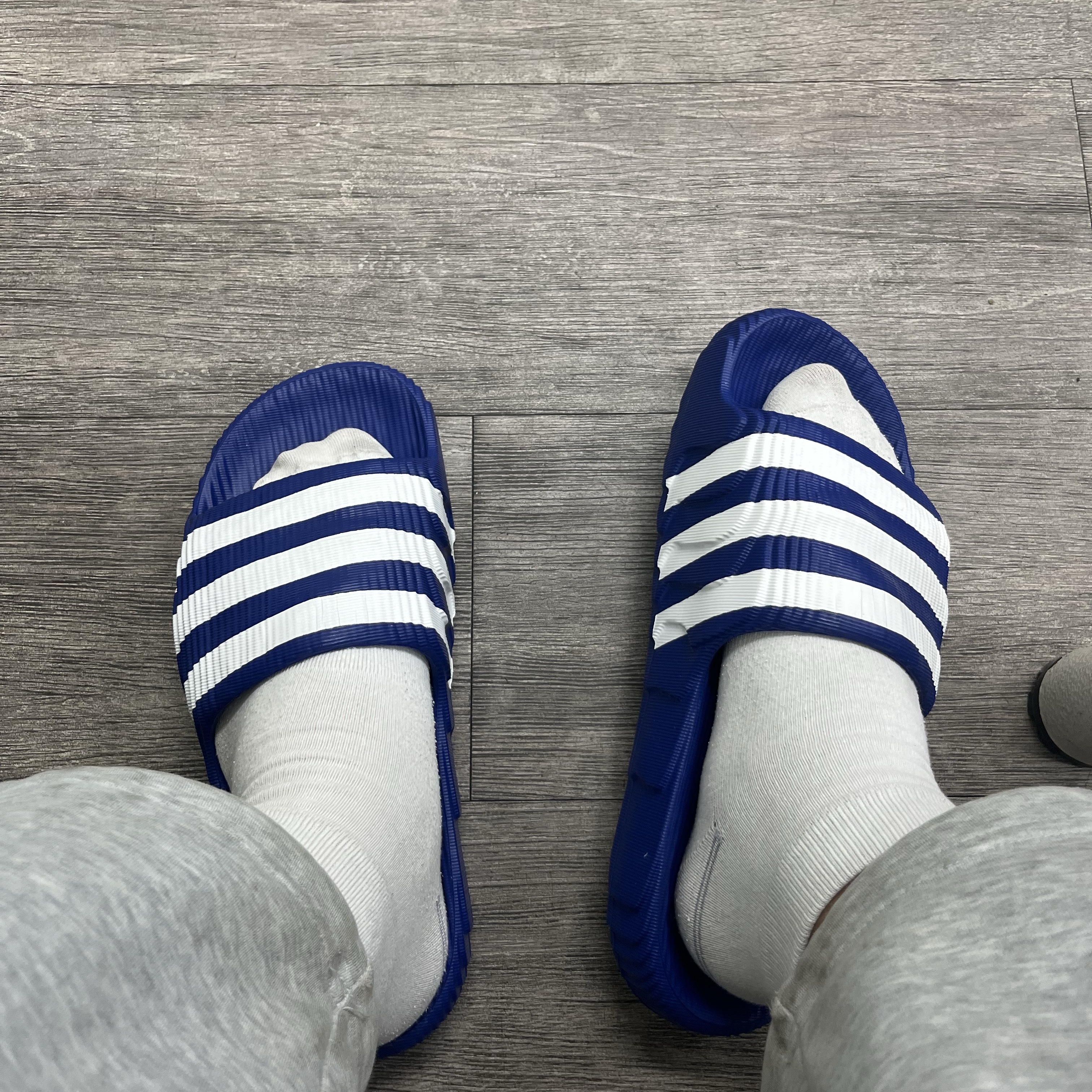 Adidas Adilette 22 Royal Blue Cloud White 착용 스타일