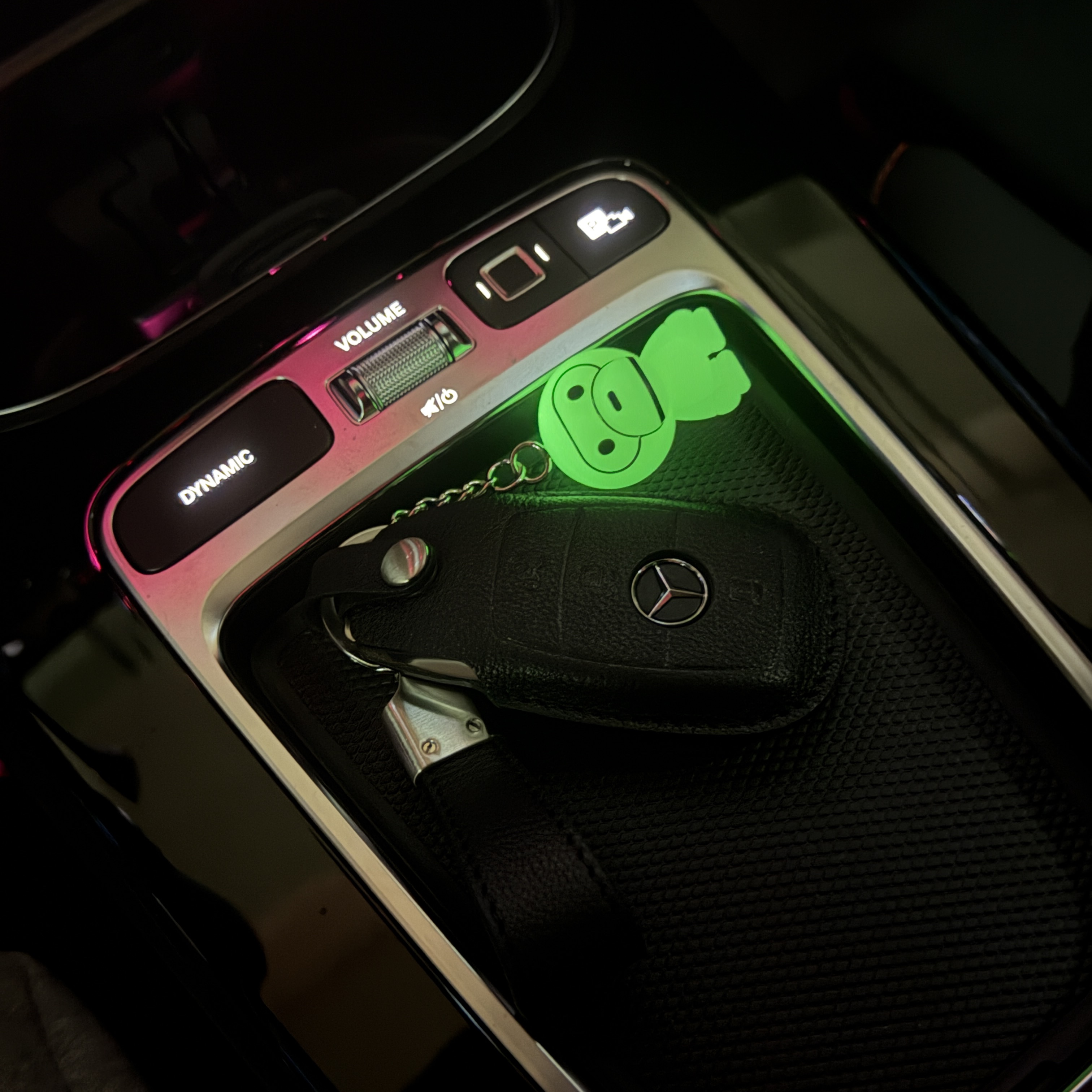 BAPE Glow in The Dark Baby Milo Keychain Green 착용 스타일 - 2