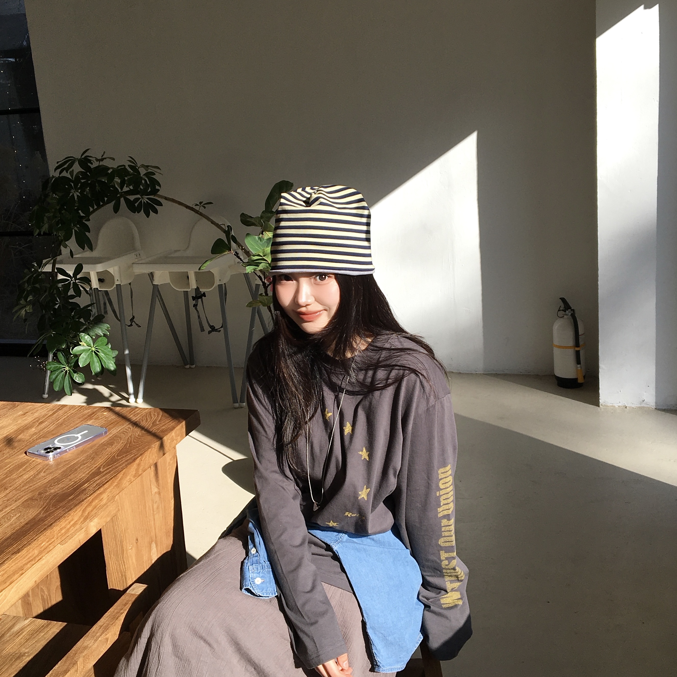 AMOU Reversible Stripe Beanie Gray, AMOU Star Circle Long Sleeve Charcoal 착용 스타일 - 6