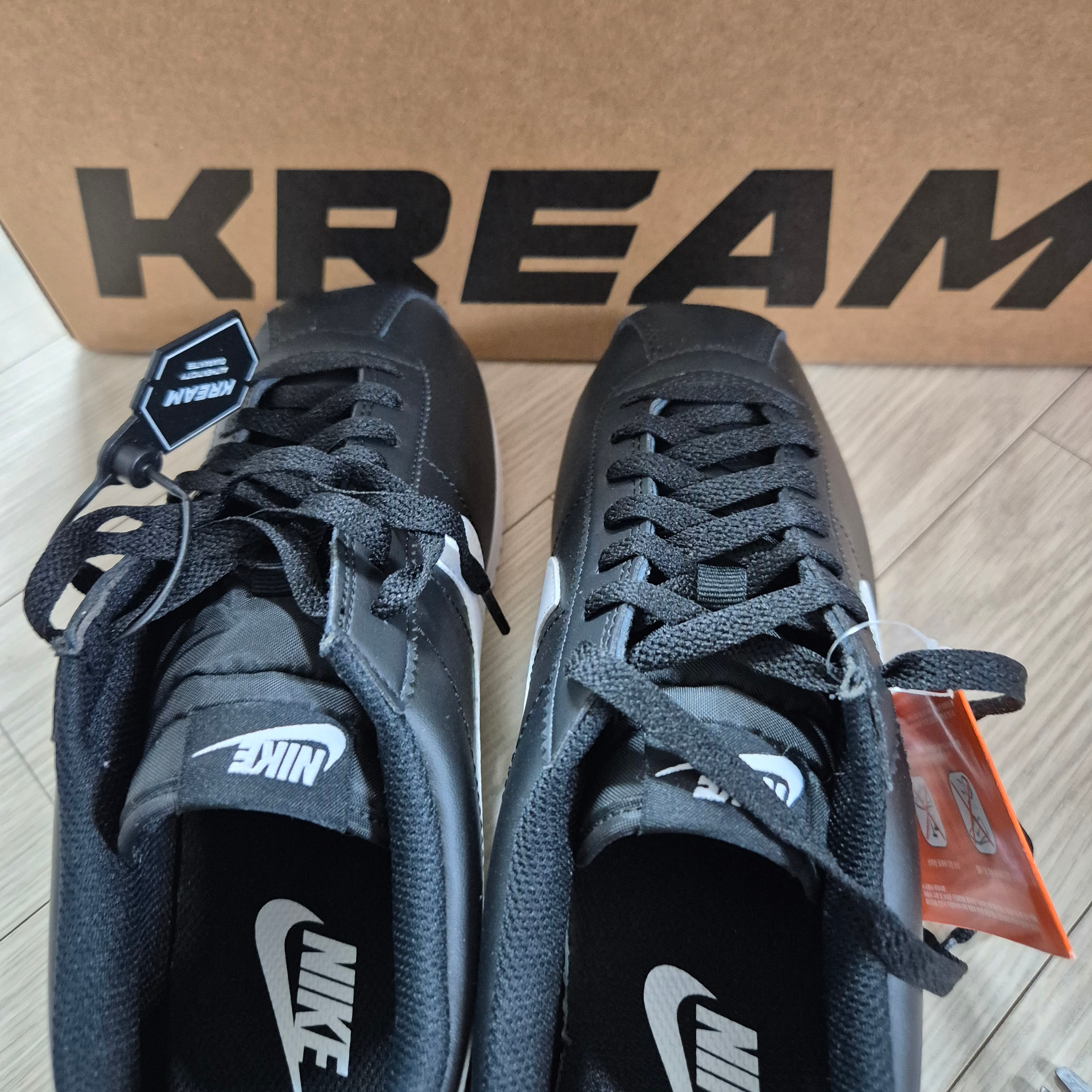Nike Cortez Black White, (W) Nike Cortez Leather Black White 착용 스타일 - 1