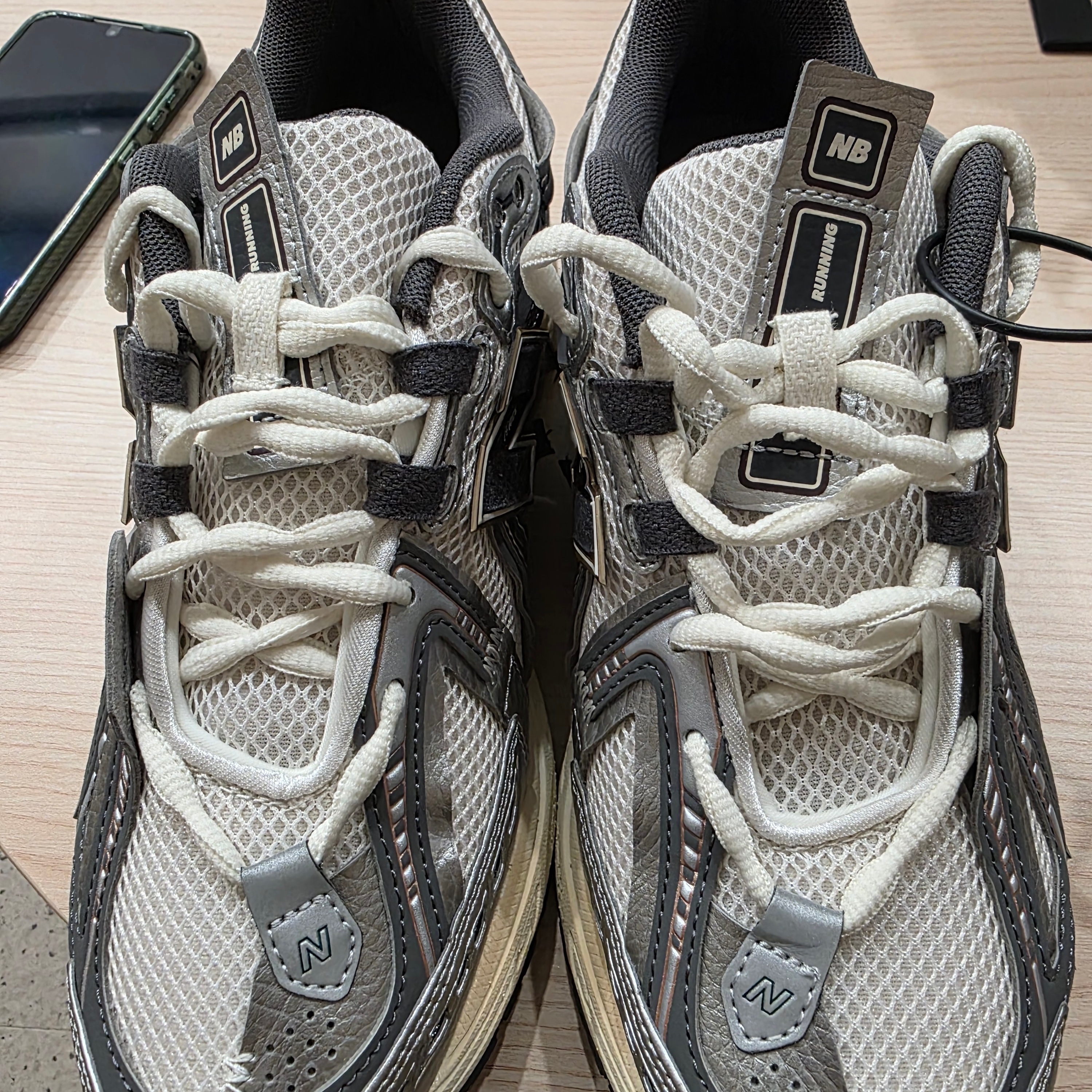 New Balance 1906A Silver Metallic Castlerock 착용 스타일