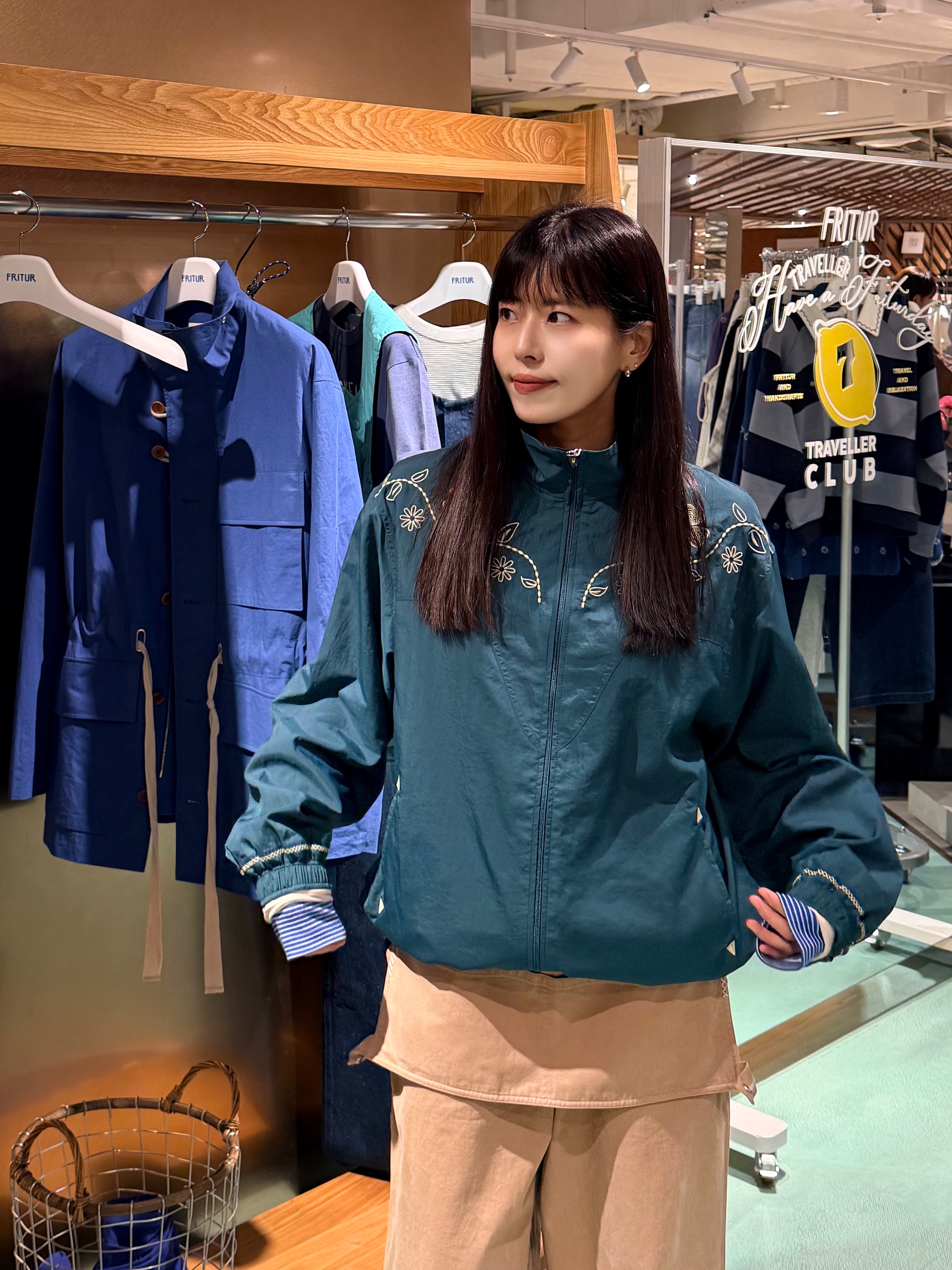 FRITUR Embroidery Clover Windbreaker Green, FRITUR Slim Layered T-shirt Beige 착용 스타일 - 1