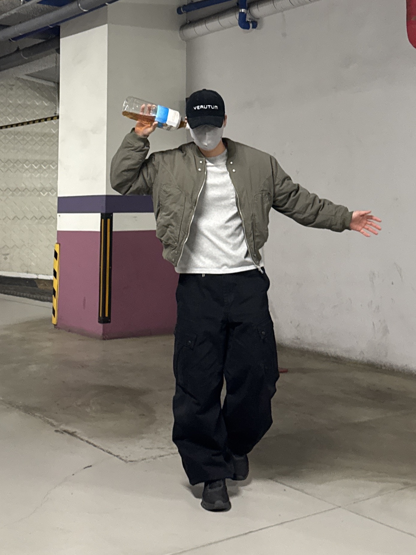 VERUTUM BC210CD Funky Serif Verutum Coduroy Ball Cap Navy, On Running Cloudtilt Eclipse Black 착용 스타일 - 1