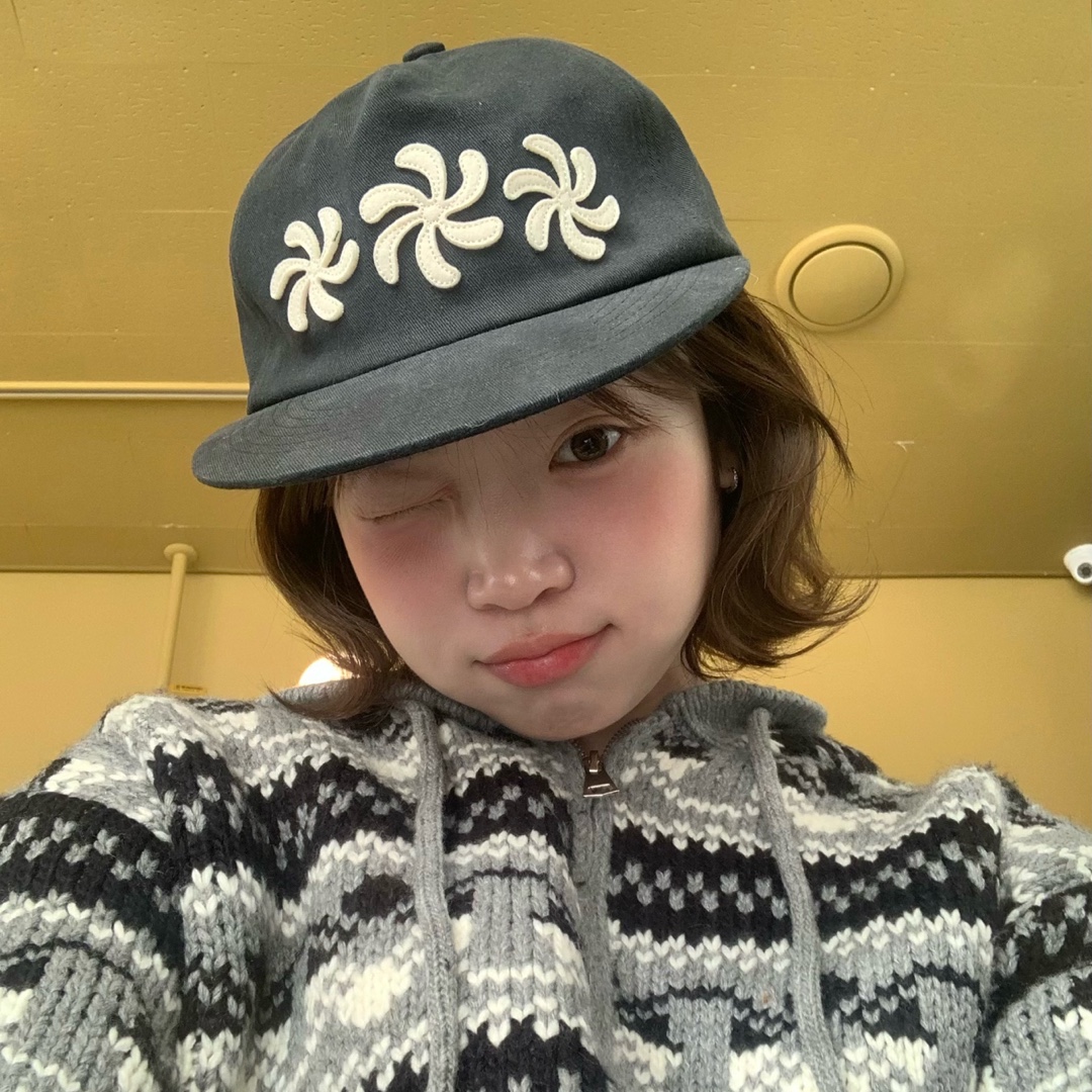 AMOU Spiral 5Pannel Cap Black, AMOU Spiral 5Pannel Cap Brown 착용 스타일 - 3