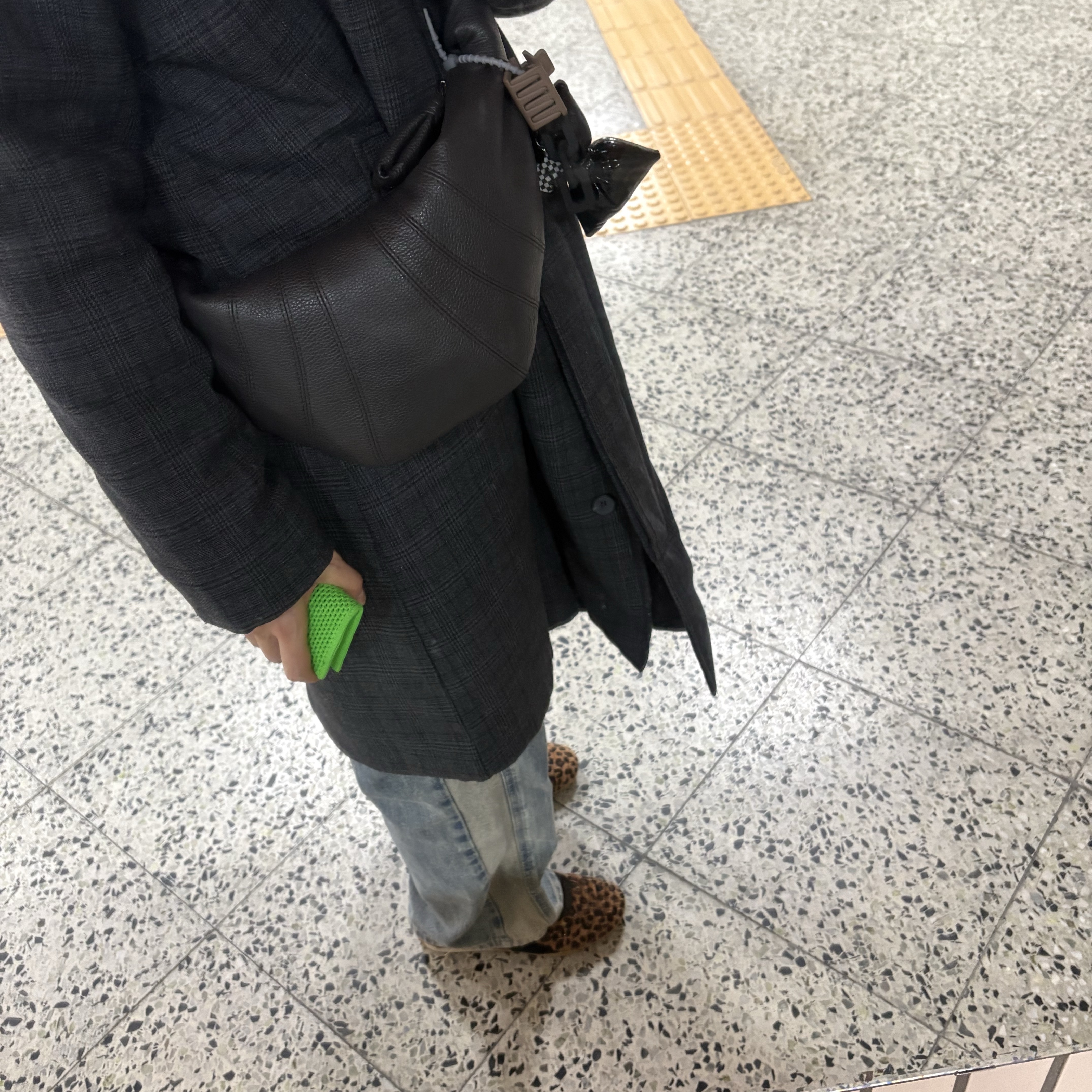 Lemaire Small Croissant Bag Soft Grained Leather Dark Chocolate 착용 스타일 - 2