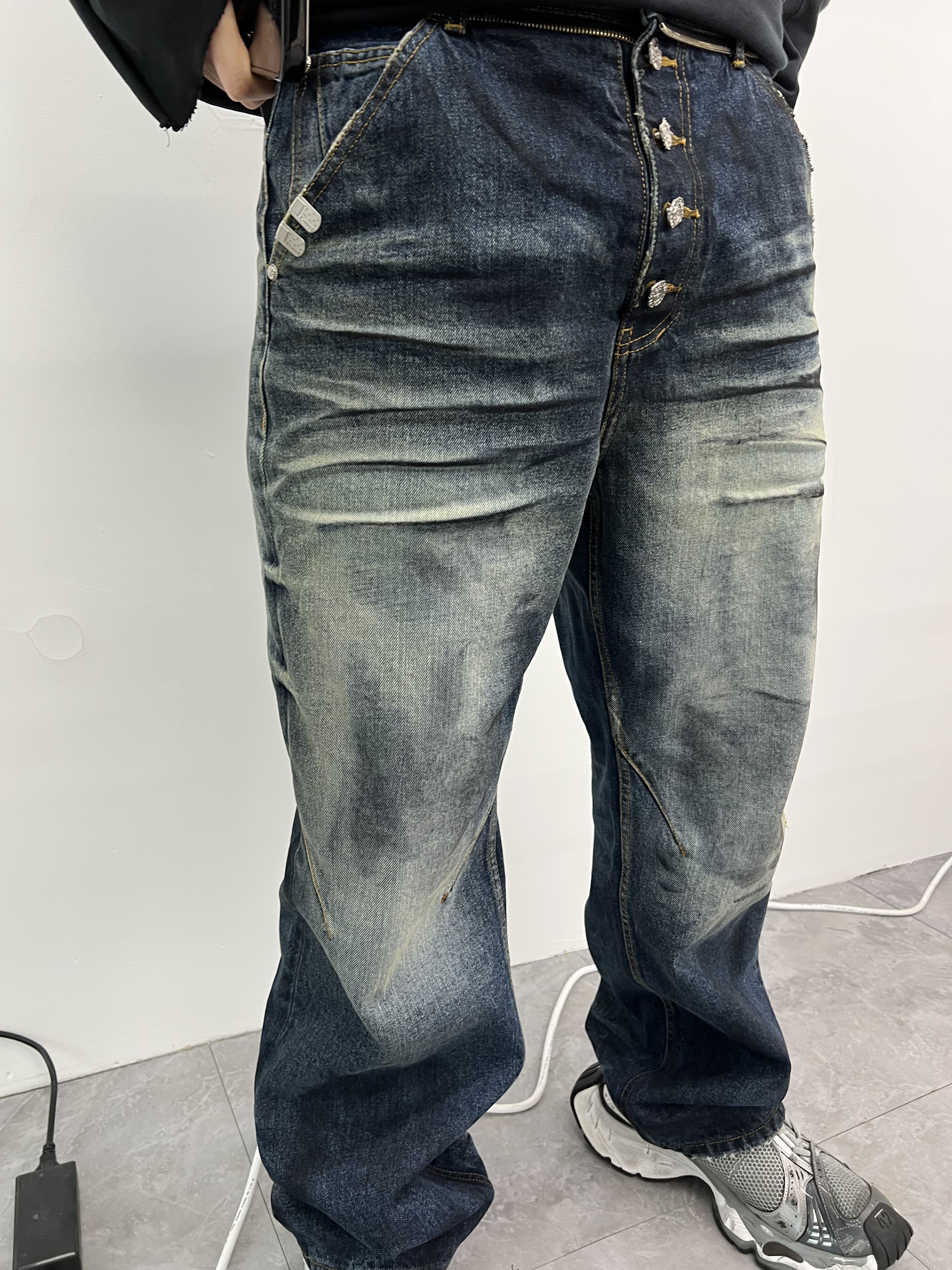 PACOSPLY Rwm Jeans Dirty Blue, Balenciaga Stapler Sneaker Silver Grey 착용 스타일