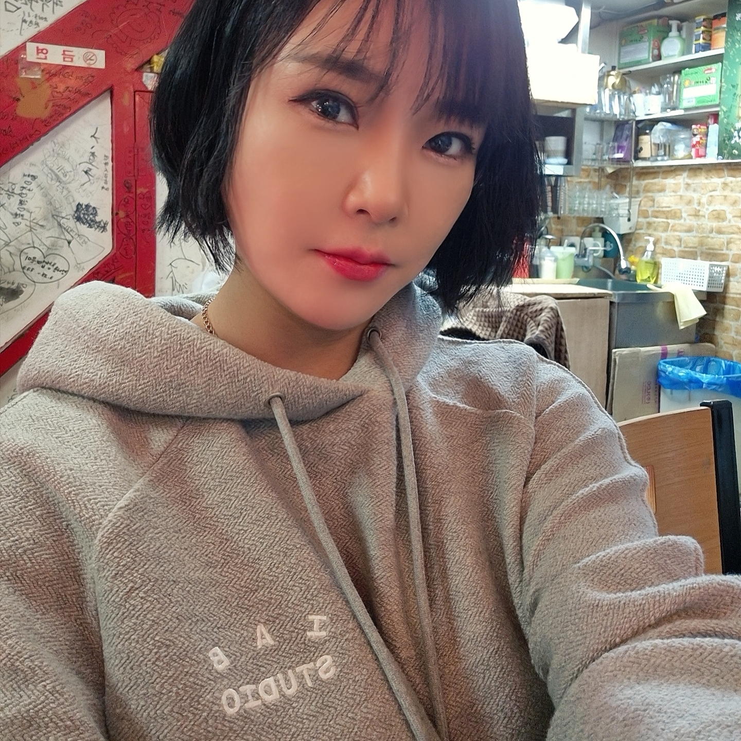 IAB Studio Herringbone Hoodie Gray White 착용 스타일