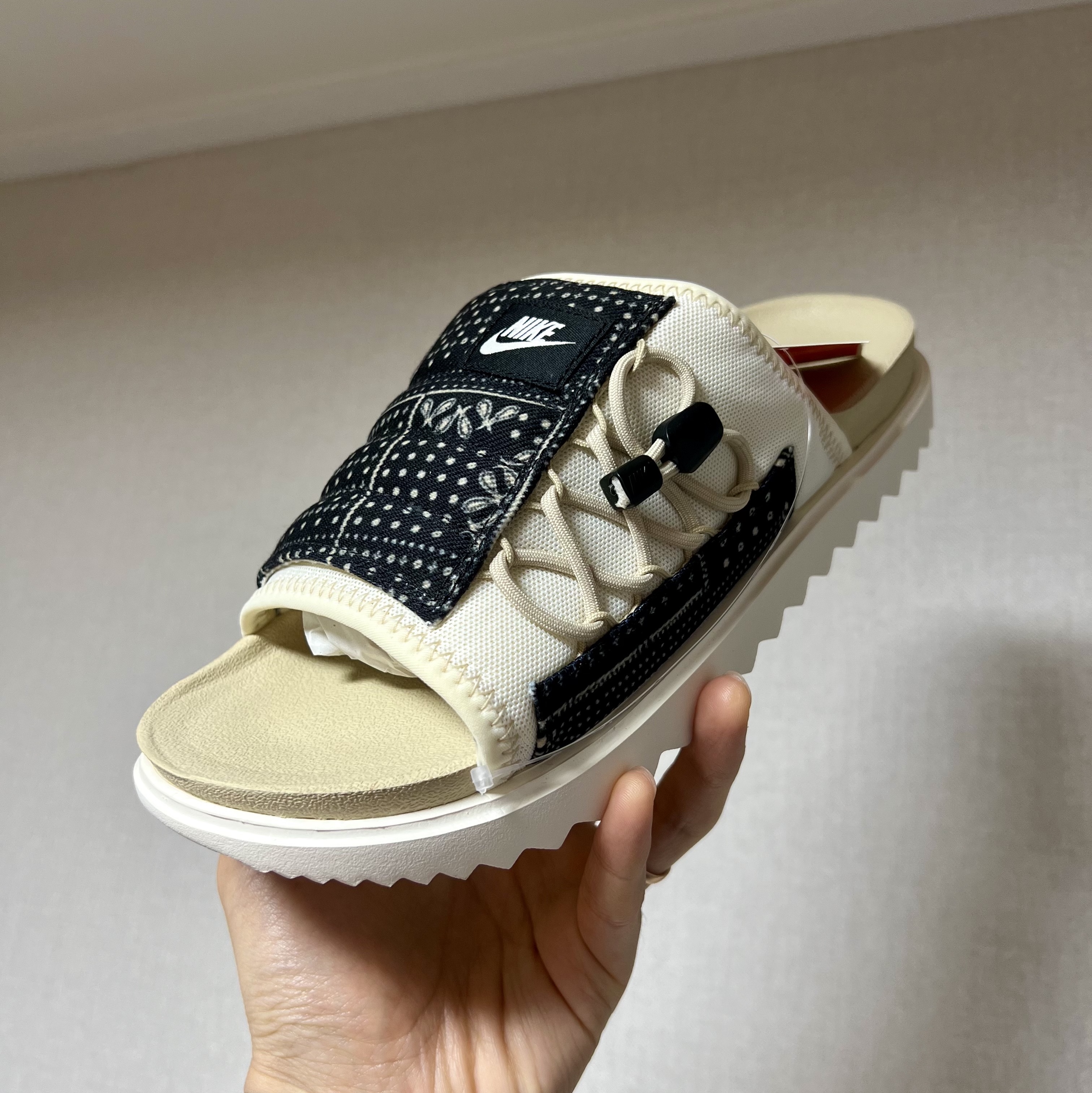 Nike Asuna Slide Pale Ivory Rattan 착용 스타일