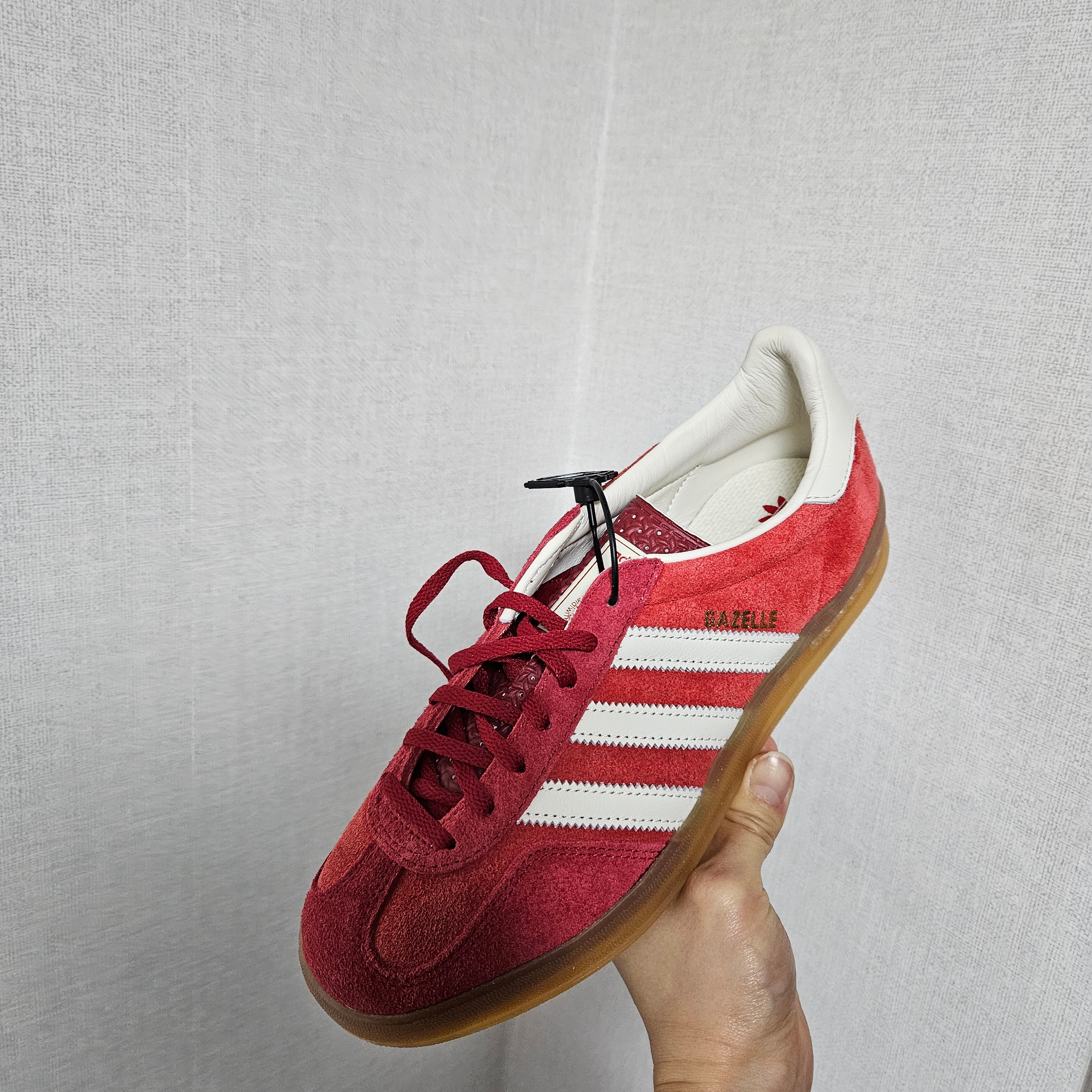(W) Adidas Gazelle Indoor Active Maroon Off White 착용 스타일 - 2