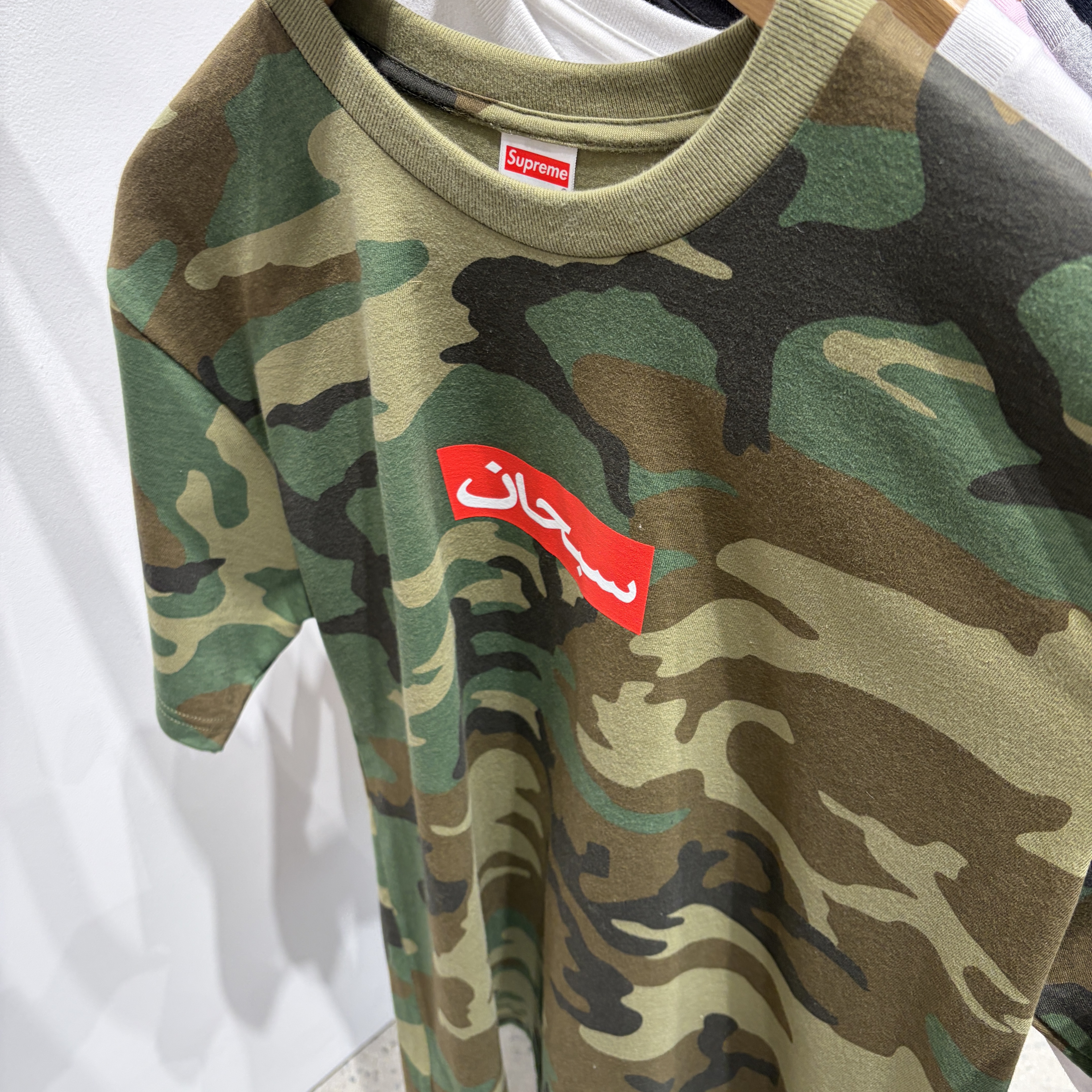 Supreme Arabic Box Logo T-Shirt Woodland Camo - 26SS 착용 스타일
