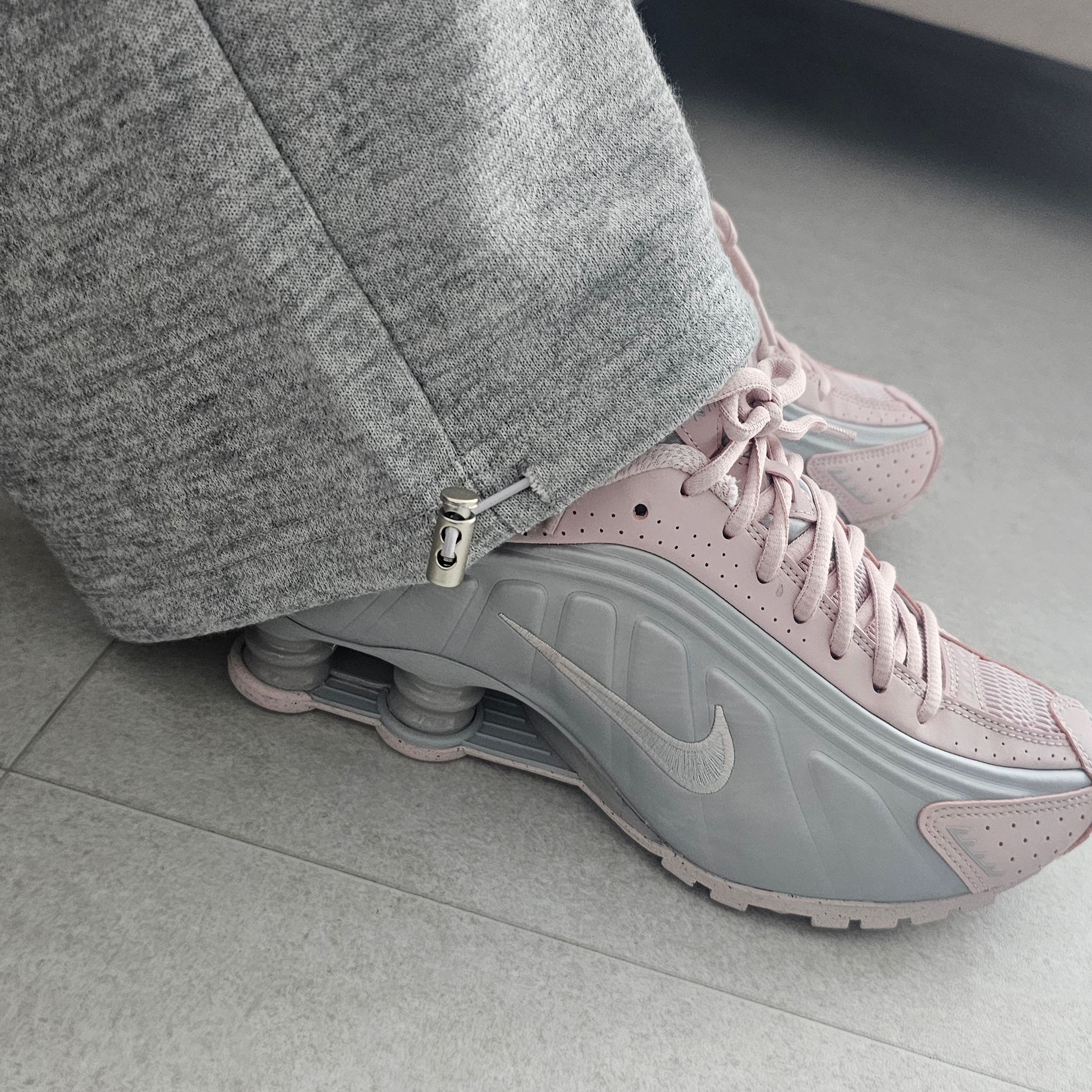(W) Nike Shox R4 Barely Rose Metallic Platinum 착용 스타일
